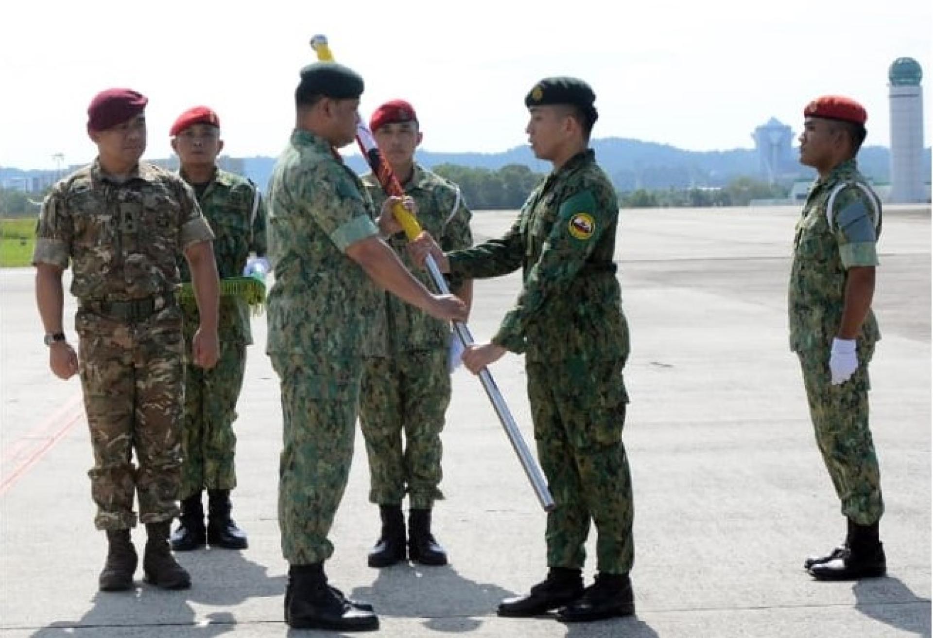 汶莱皇家武装部队指挥官拿督莫哈末哈斯再米移交国旗予汶莱皇家武装部队特遣队 团长莫哈末渥丁