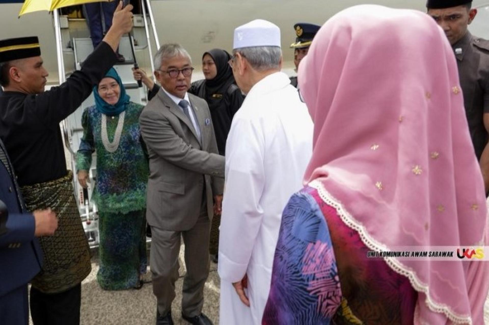 彭亨苏丹阿都拉陛下与阿茲莎王后于2025年10月31日抵达古晋国际机场时留影。