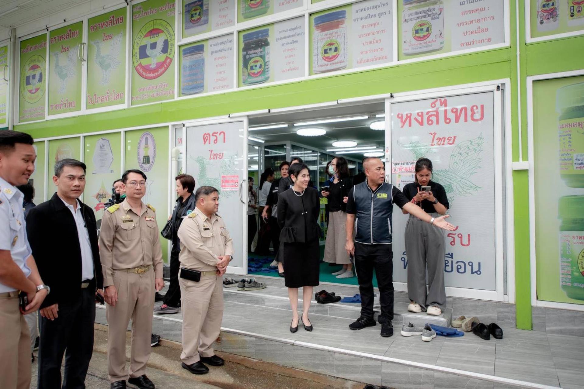 ）泰国食品与药物管理局（FDA）依政府指示，联合消费者保护警察局（CPPD）、夜功府公共卫生局及相关单位，展开大规模取缔行动，成功捣破4处非法草药吸入剂制造场所。