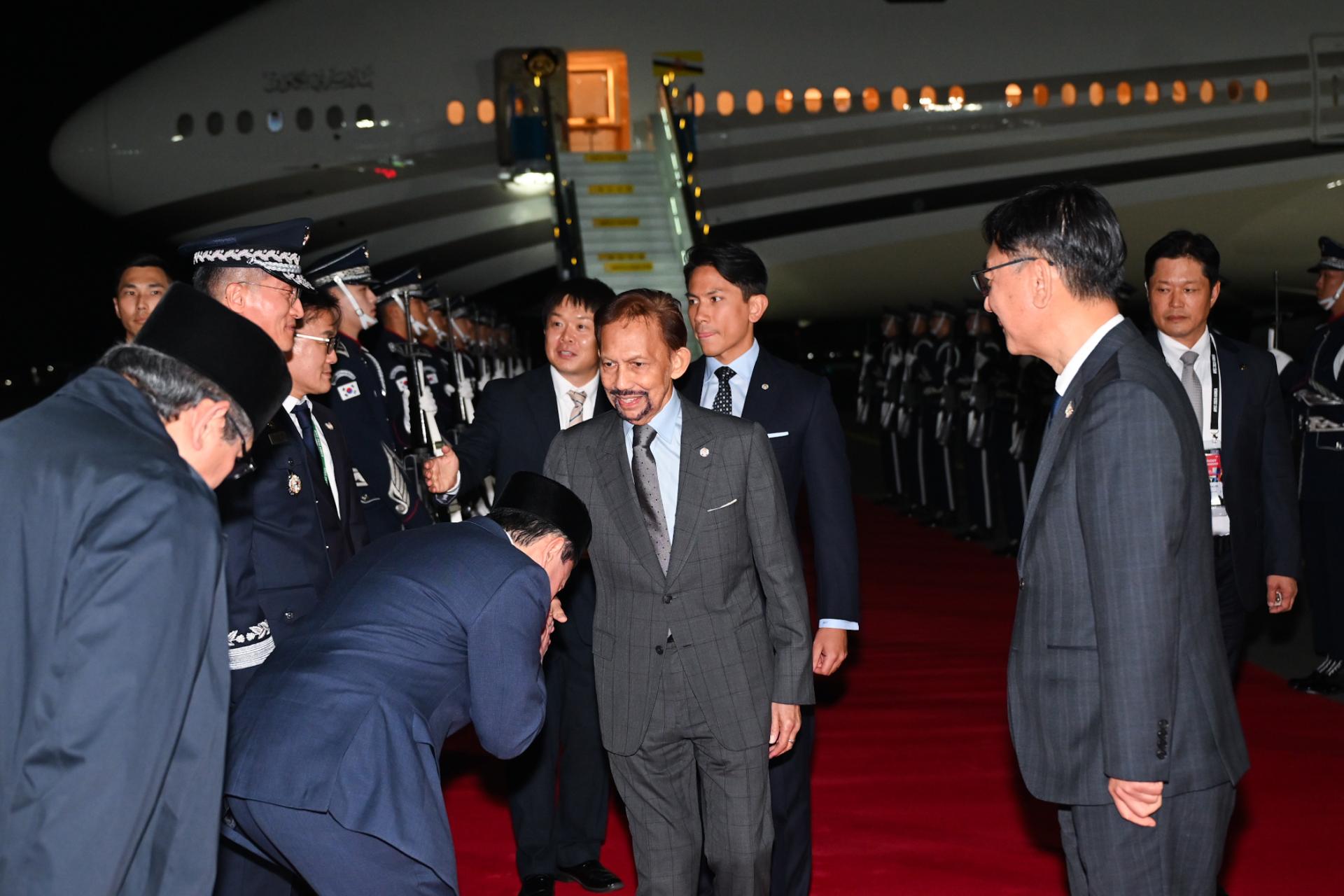 苏丹陛下抵达金海空军基地