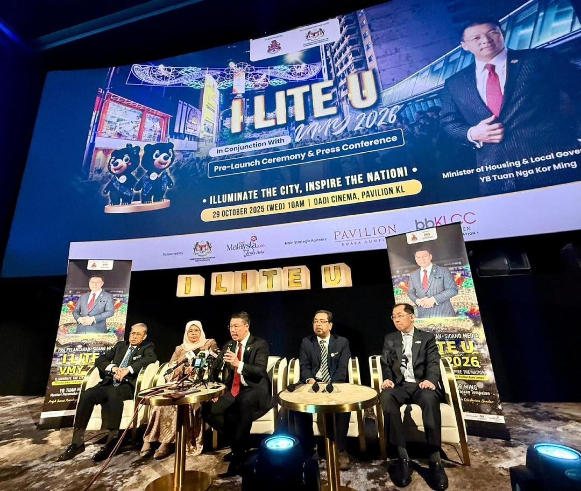 倪可敏声称在“我照亮你（I Lite U）”计划推介礼的记者会上，部长是以马来语发言，吉隆坡市长麦慕娜（左2）在致词时也是使用马来语。
