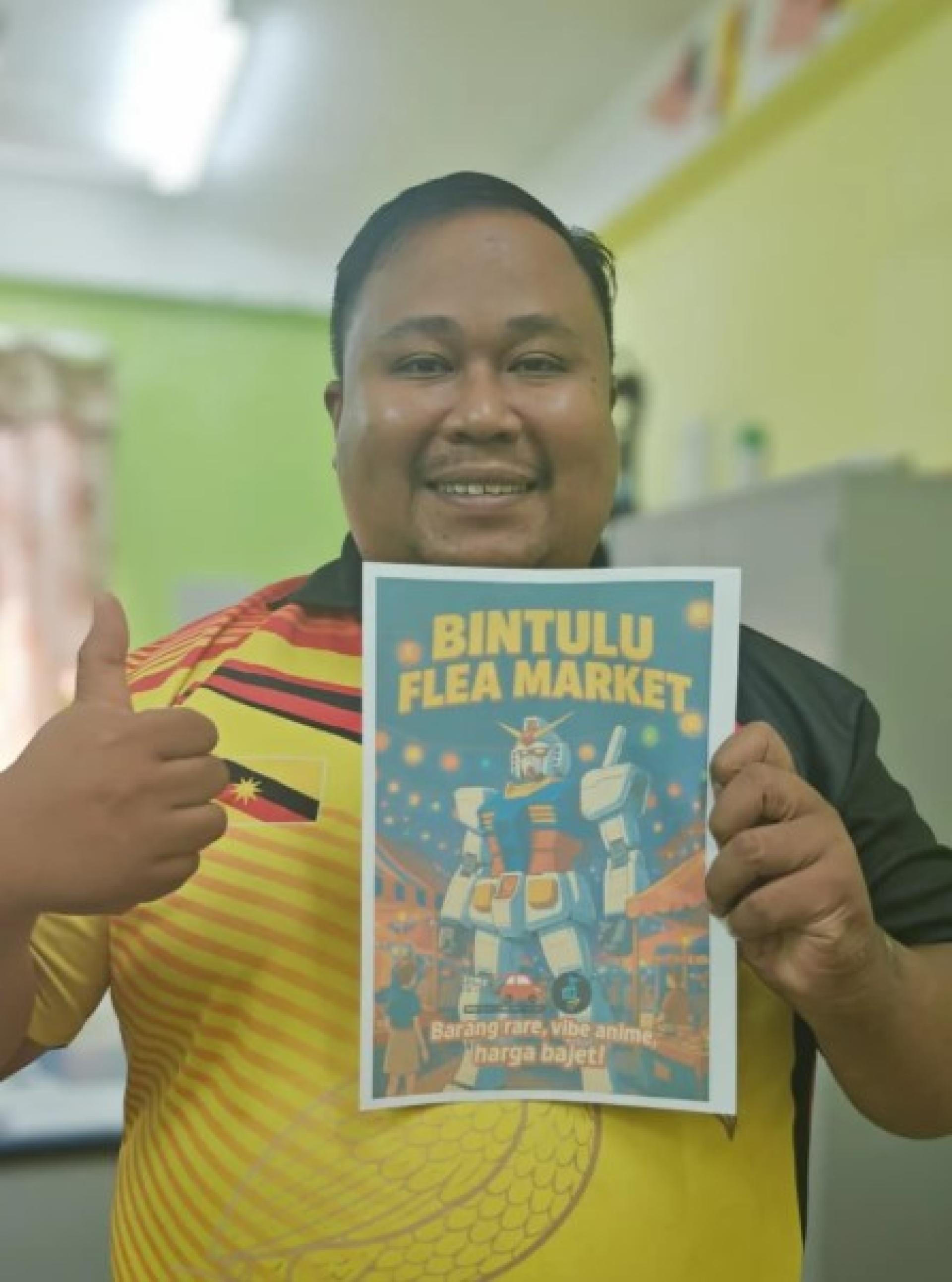 哈依迪尔展示民都鲁跳蚤市场宣传册。