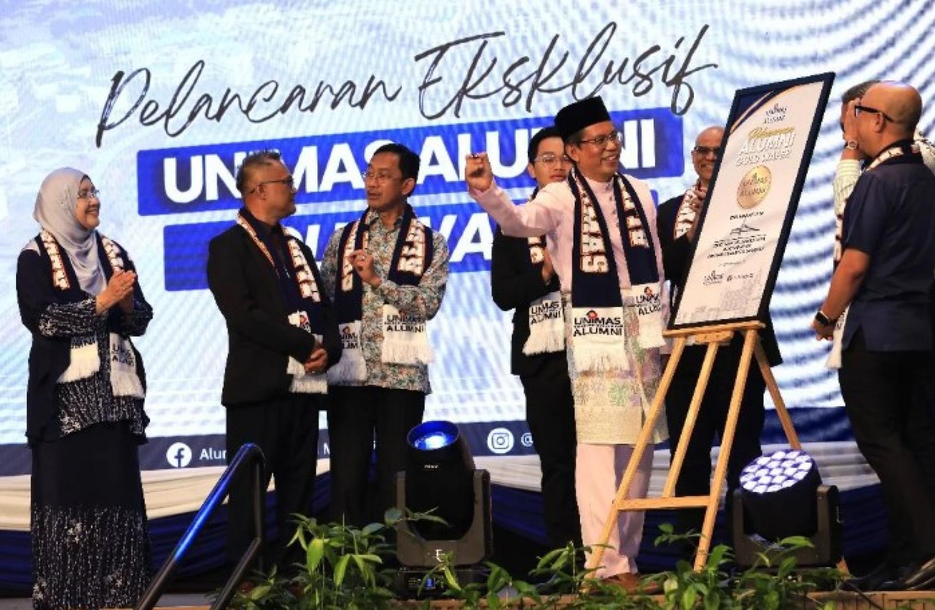 阿末哈达签署砂大金箔纪念牌启动仪式。