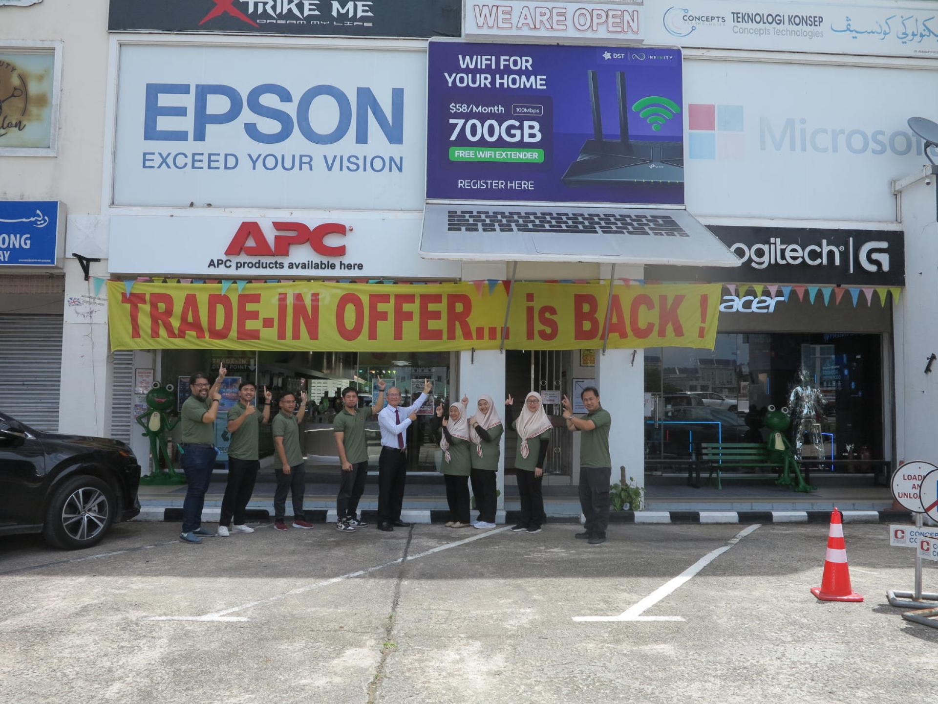 Concepts Computer总经理包平生与该公司职员展示以旧换新活动