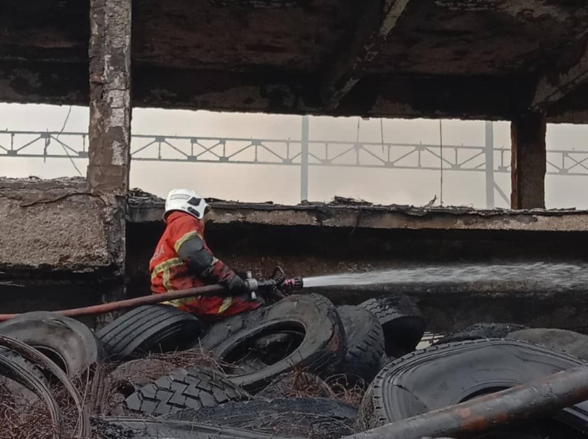 消防员奋力扑灭熊熊火势。