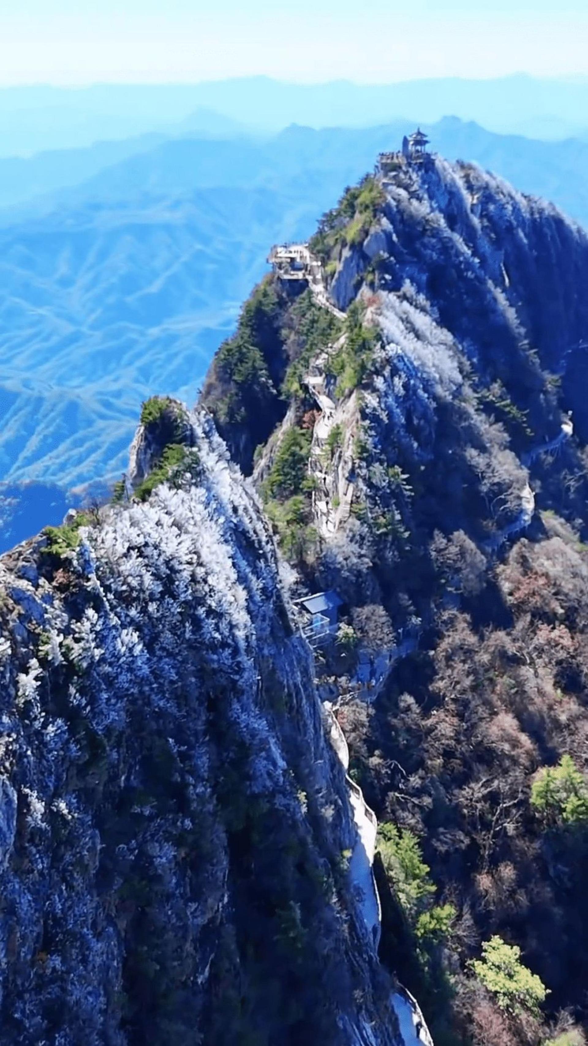 老君山南侧绿意盎然、北侧白雪冰封。