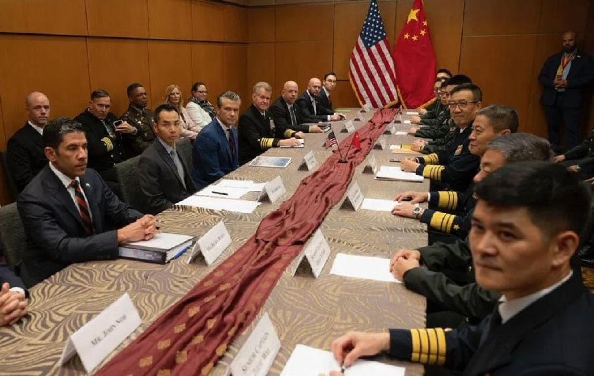 赫格塞斯（长桌左侧左3）会晤中国防长董军（长桌右侧右四）。