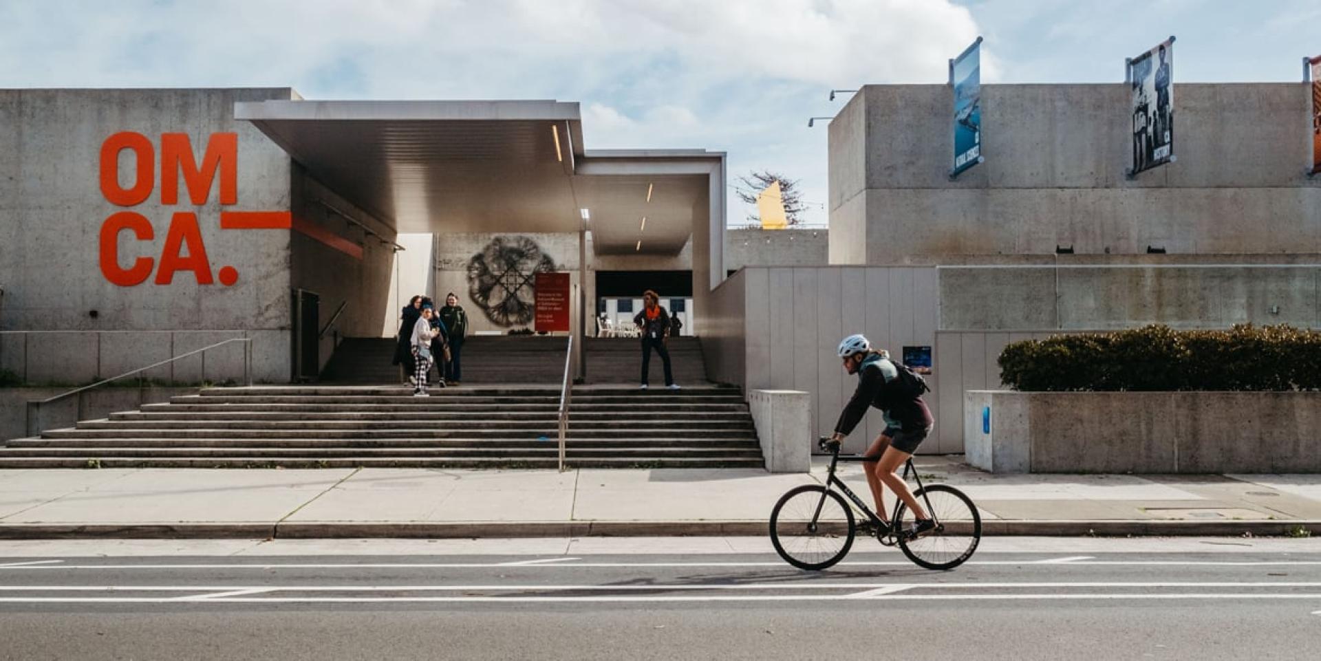加州奥克兰博物馆15日凌晨3时30分发生盗窃案。
