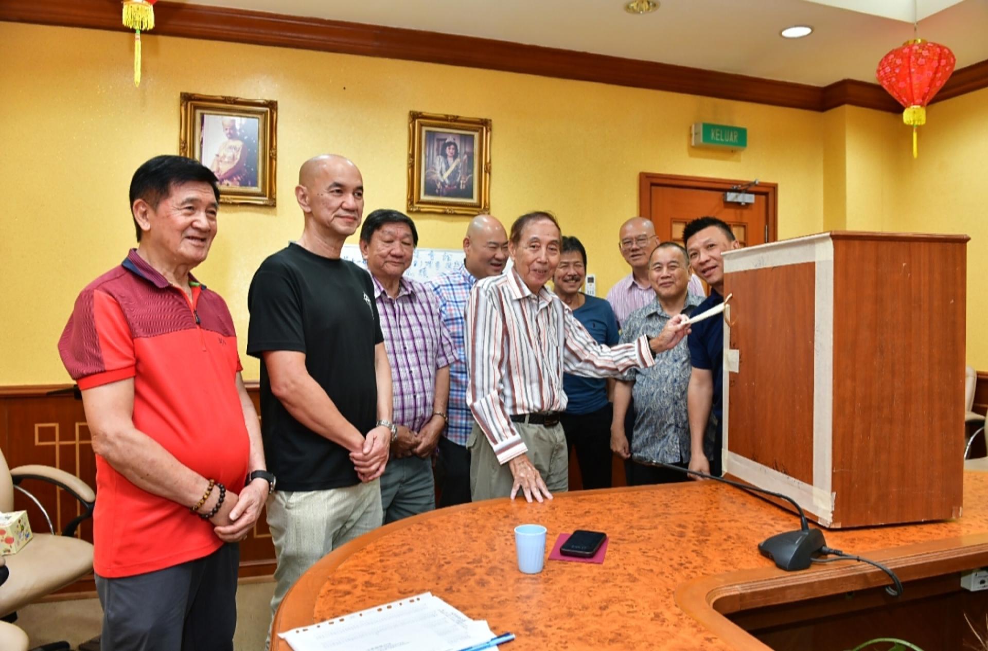 选委会与永久名誉主席暨会务顾问林汉璋、法律顾问俞庆在律师、会务顾问林登源开箱时影。