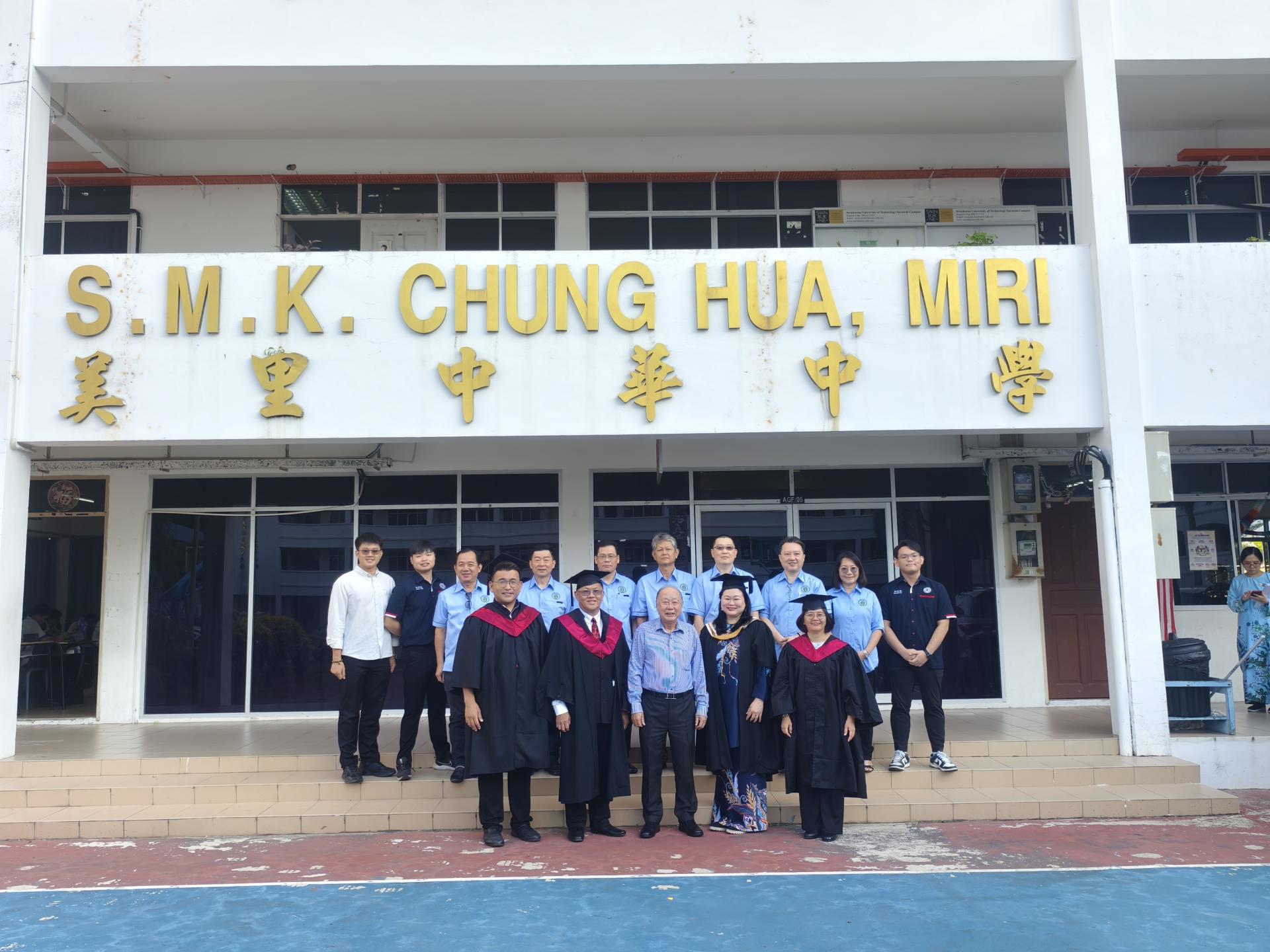 2025年美中中五与中六毕业典礼嘉宾莅临学校时合影。前排左起为校友会副会长陈政锖、家教协会主席温陈通、副董事长蔡明建、董事长丹斯里拿督巴杜卡蔡幼兰代表董事部秘书陈丽黛，以及美中校长赖佳玲。