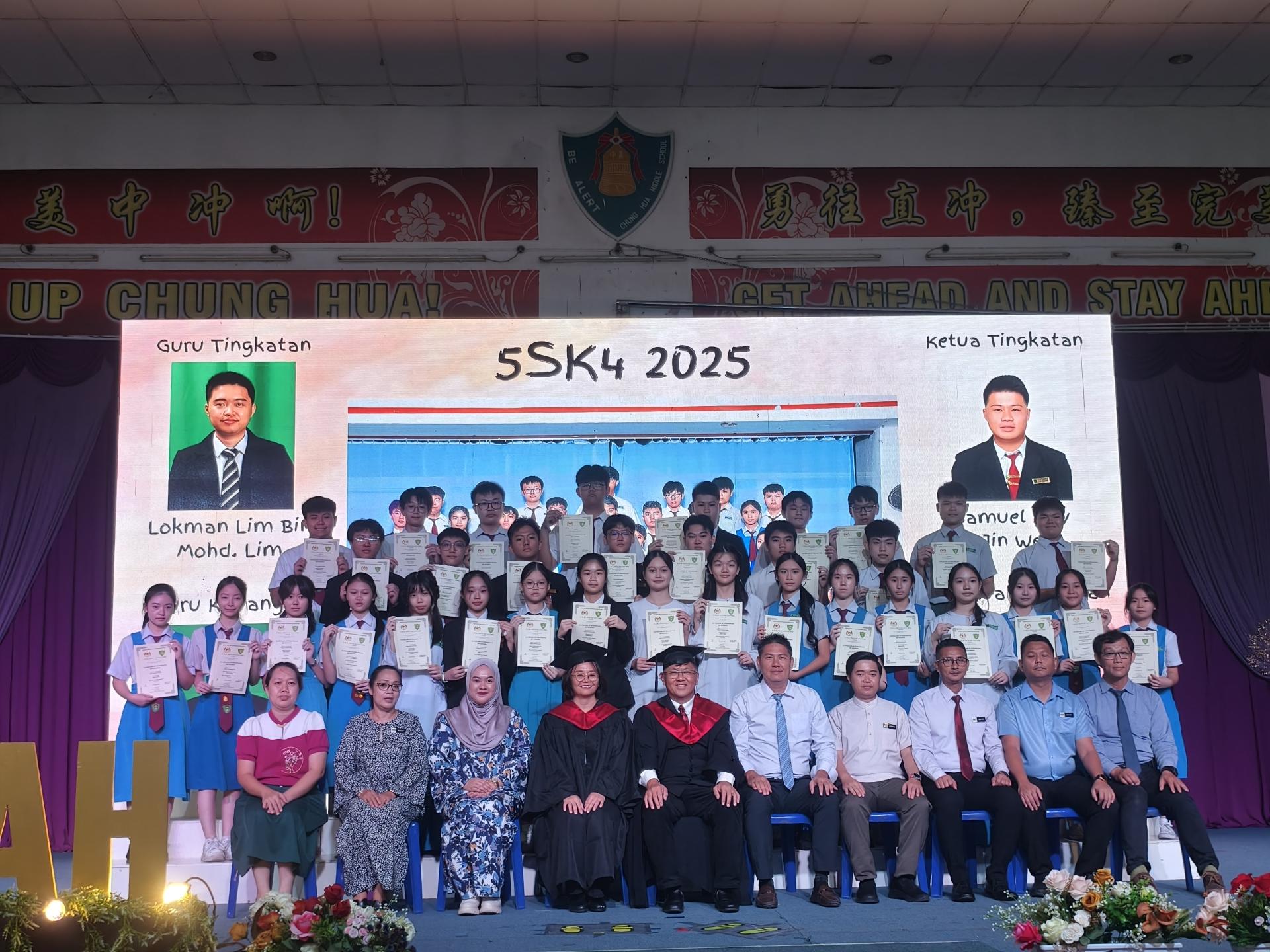 美里中华中学家教协会主席温陈通律师（前左5）颁发毕业证书给5SK4班学生后与老师及学生合影。