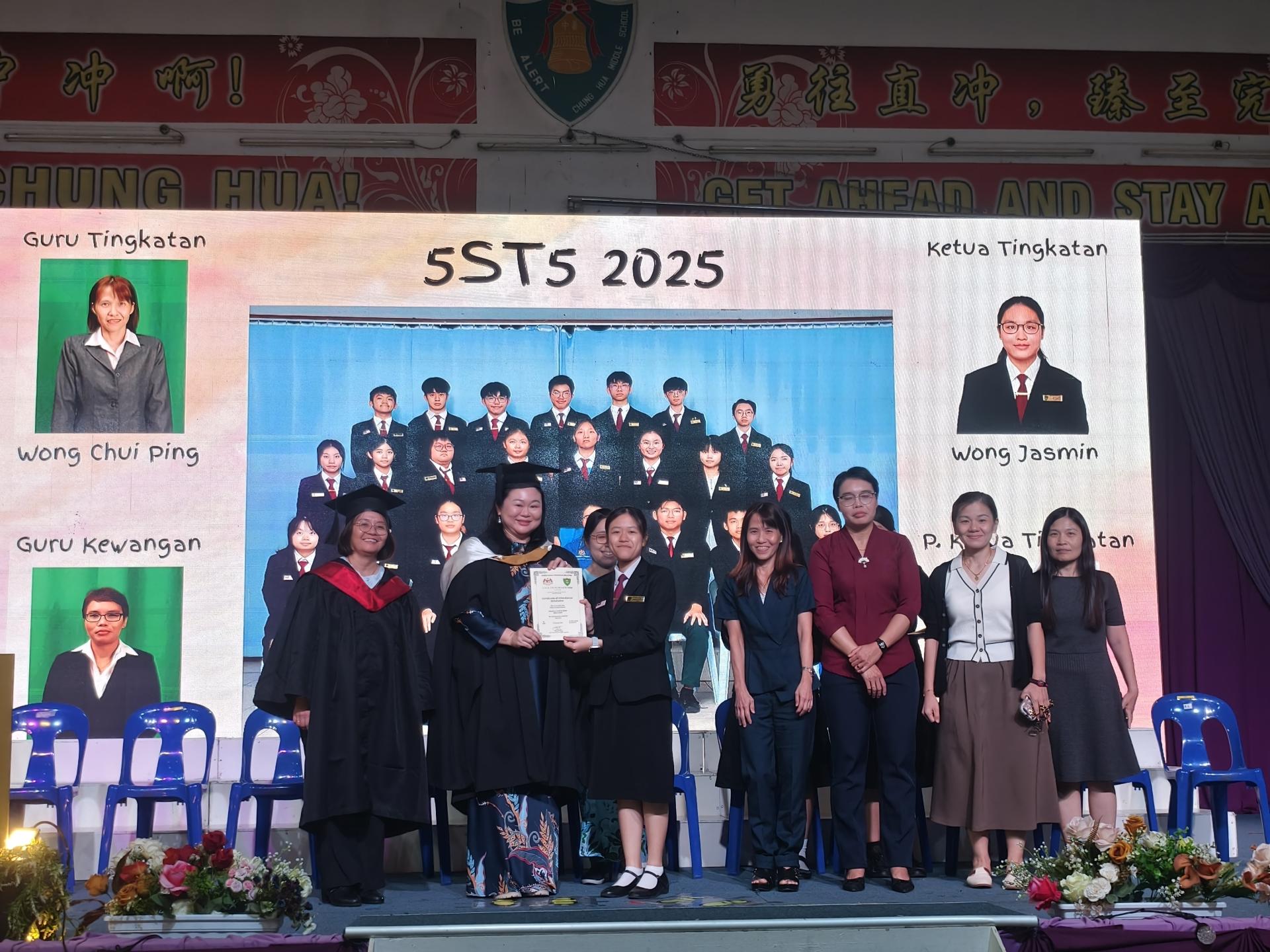 董事部秘书陈丽黛（左2）在校长赖佳玲及班导师陪同，颁发毕业证书给中五毕业生。