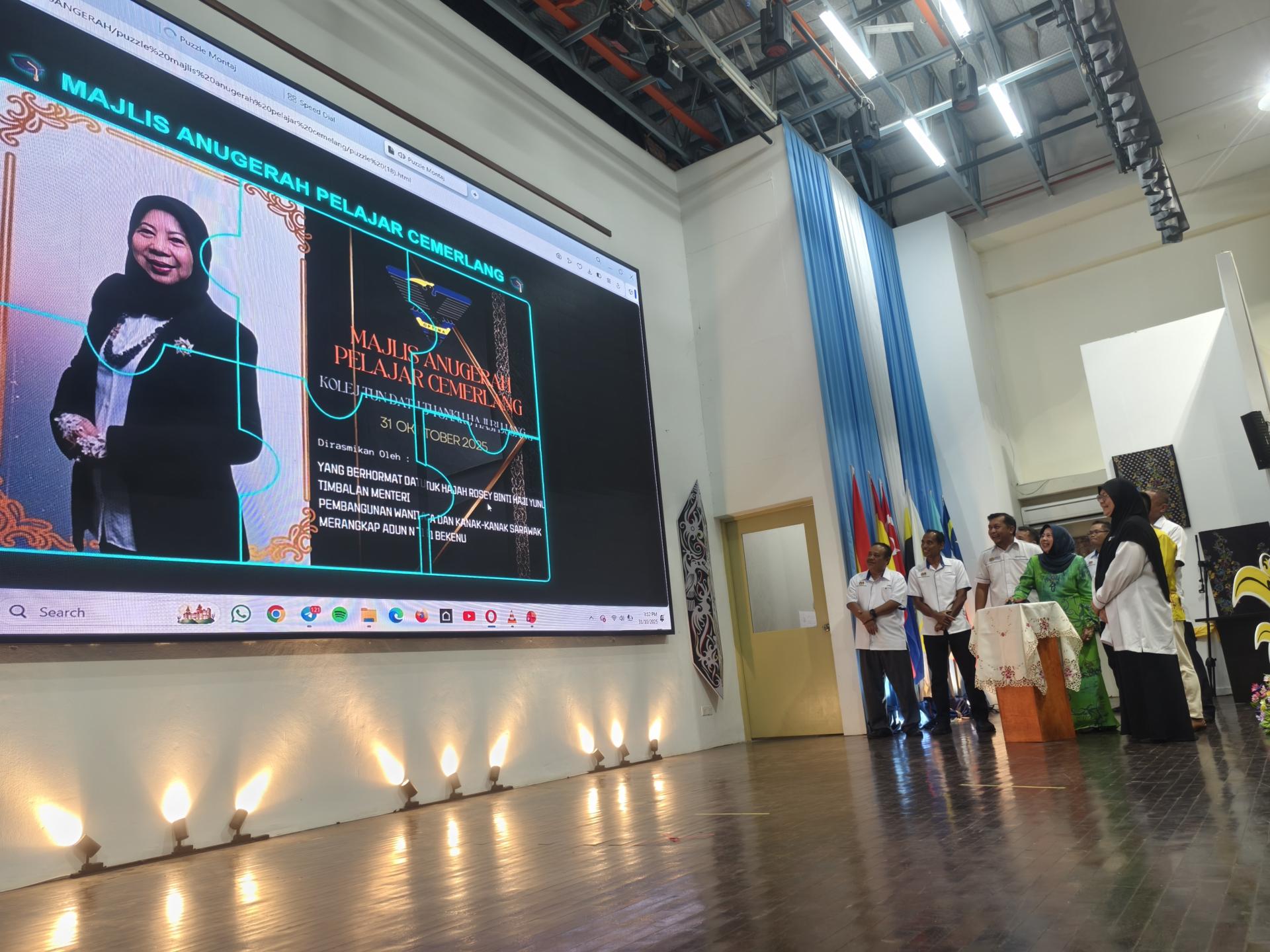 拿督罗茜尤奴斯为2025年度美里武让学院杰出学生颁奖典礼主持开幕仪式。