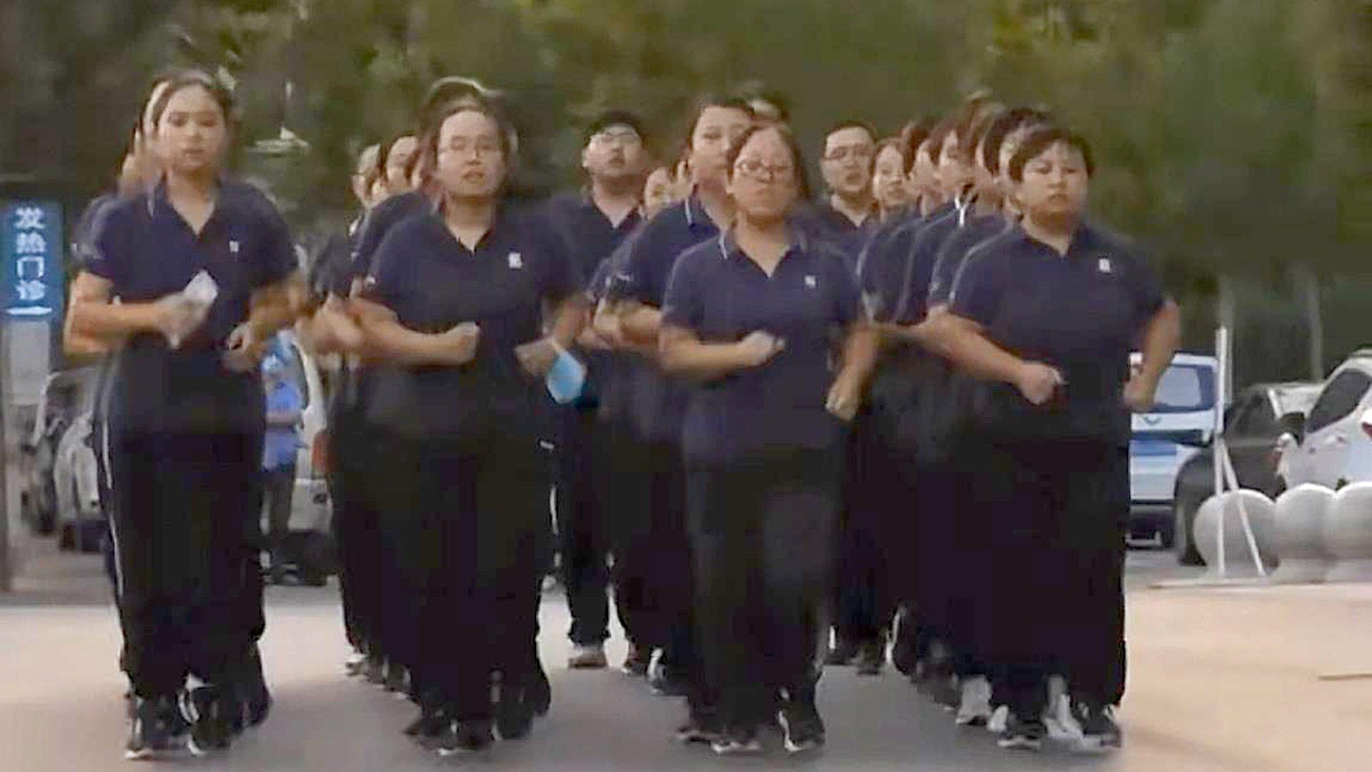 中国一家医院的医护人员下班后还要集体跑步锻炼，以确保有健康的身体来照顾病人。