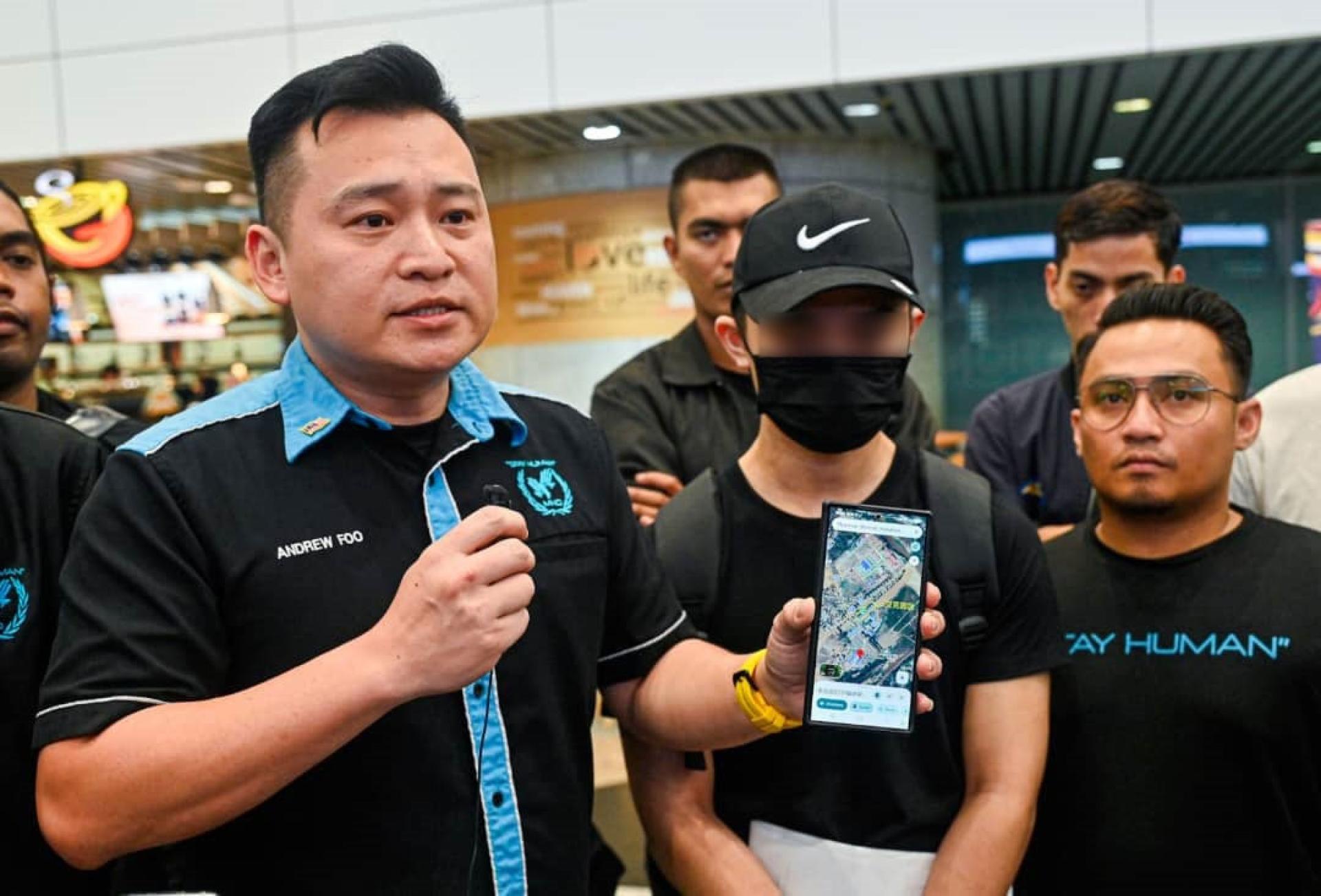 胡杰良（左起）陪同事主召开记者会时，出示事主早前受困的地点。