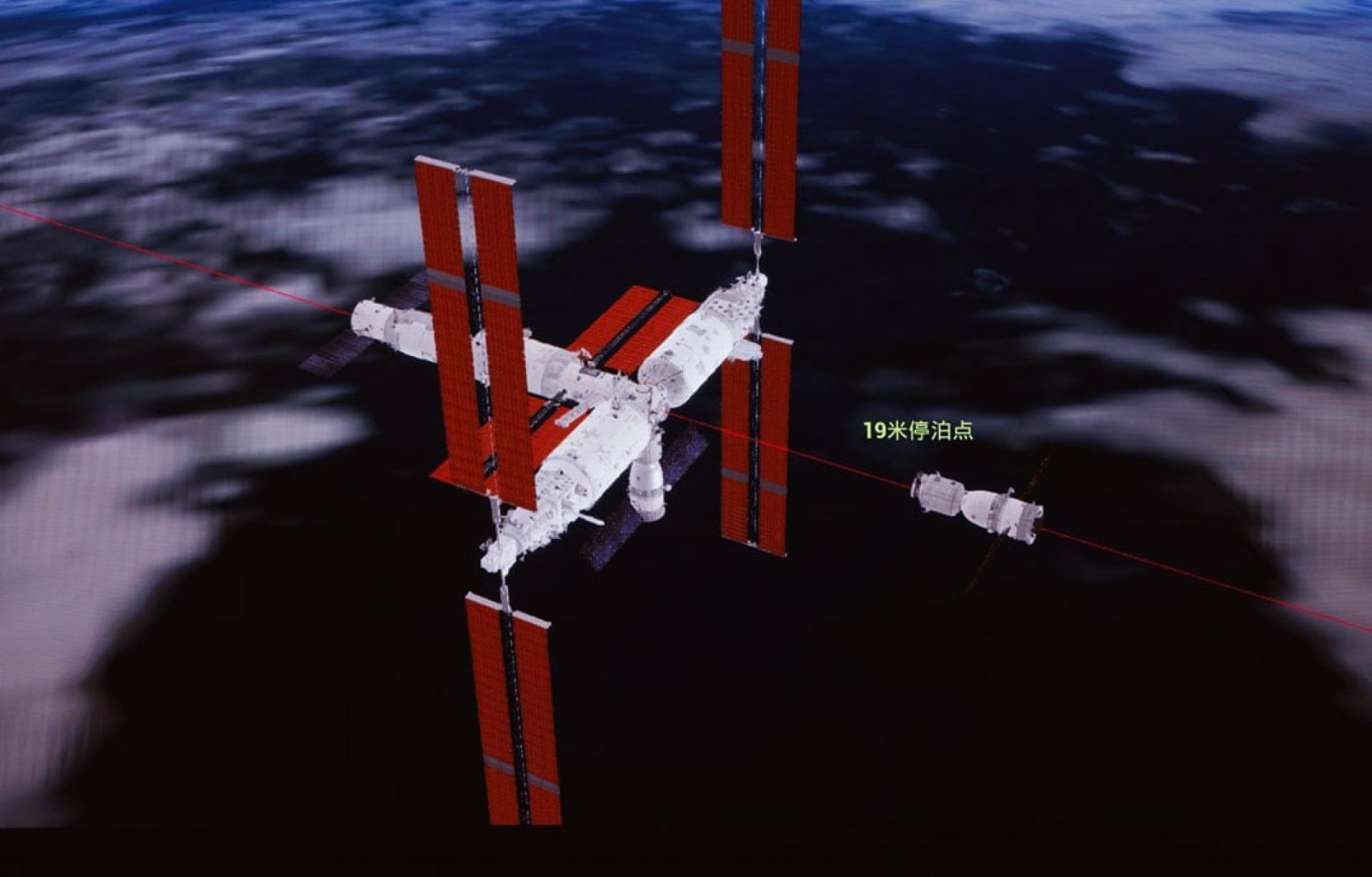 1日在北京航天飞行控制中心飞控大厅拍摄的交会对接模拟动画画面。（图：新华社）