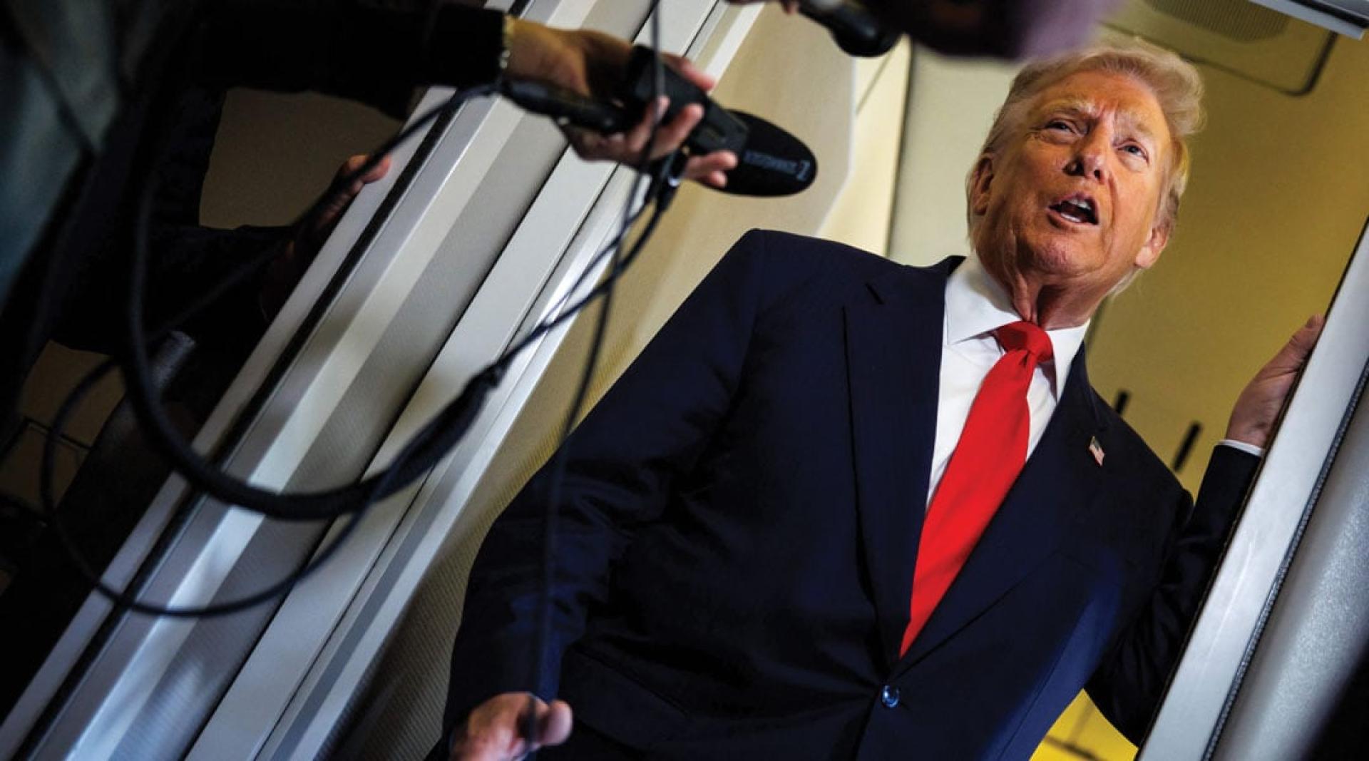 特朗普在“空军一号”上向媒体发言。