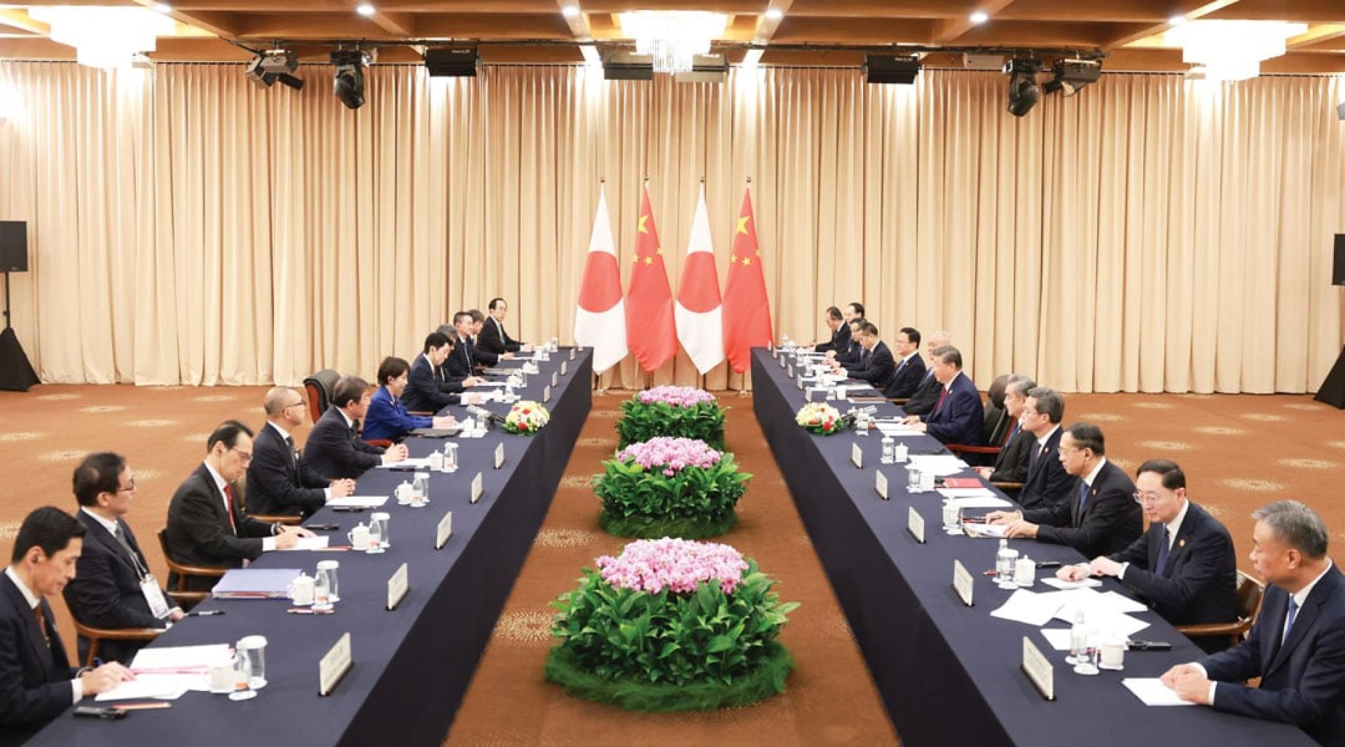 中国国家主席习近平（右六）31日在出席亚太经合组织会议期间应约会见日本首相高市早苗（左六）。（图：新华社）