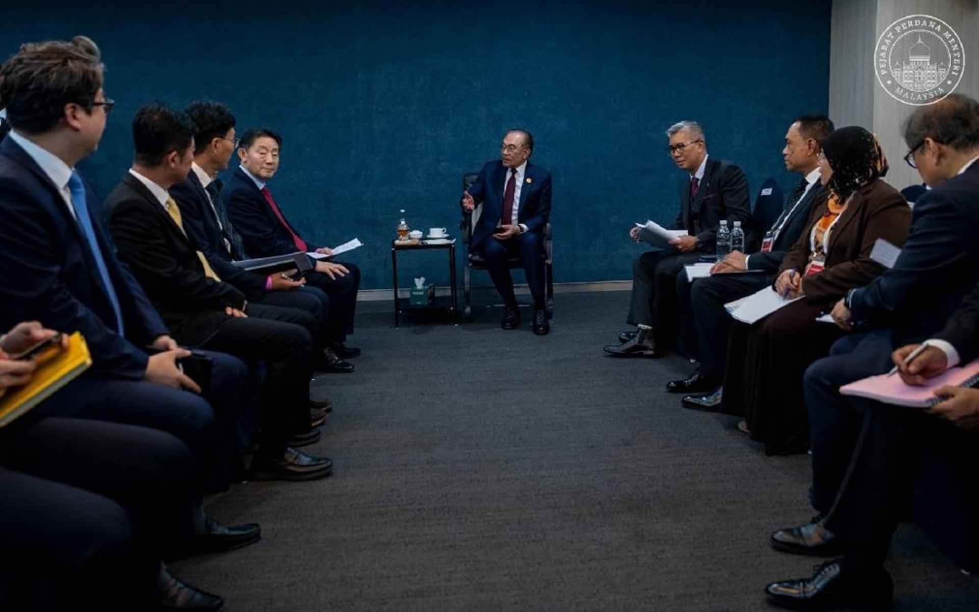 安华周五（10月31日）在亚太经合组织（APEC）经济领导人会议（AELM）期间，会晤韩国南海化学公司（Namhae Chemical Corp）代表人。