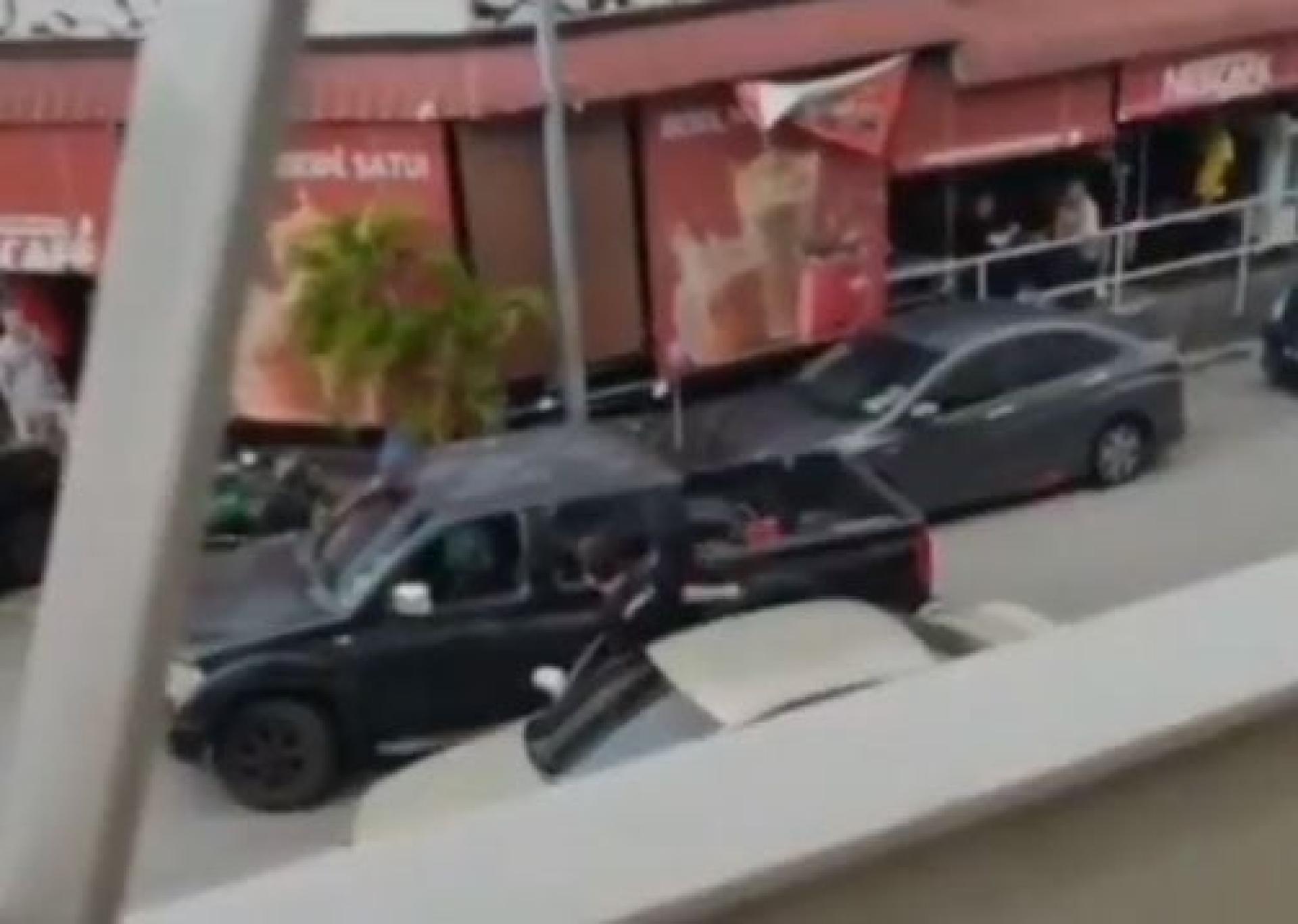 被堵得动弹不得的轿车司机忍无可忍，下车上前理论。