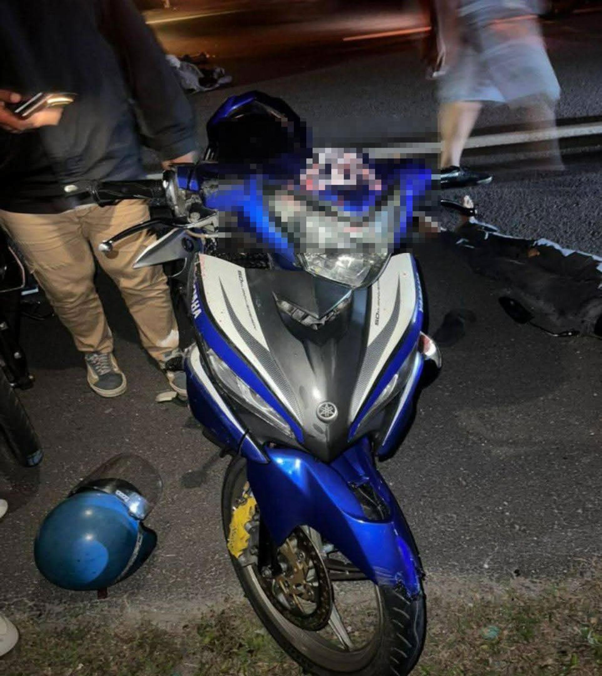 其中一名少年骑士的摩托车车门出现疑似血迹。