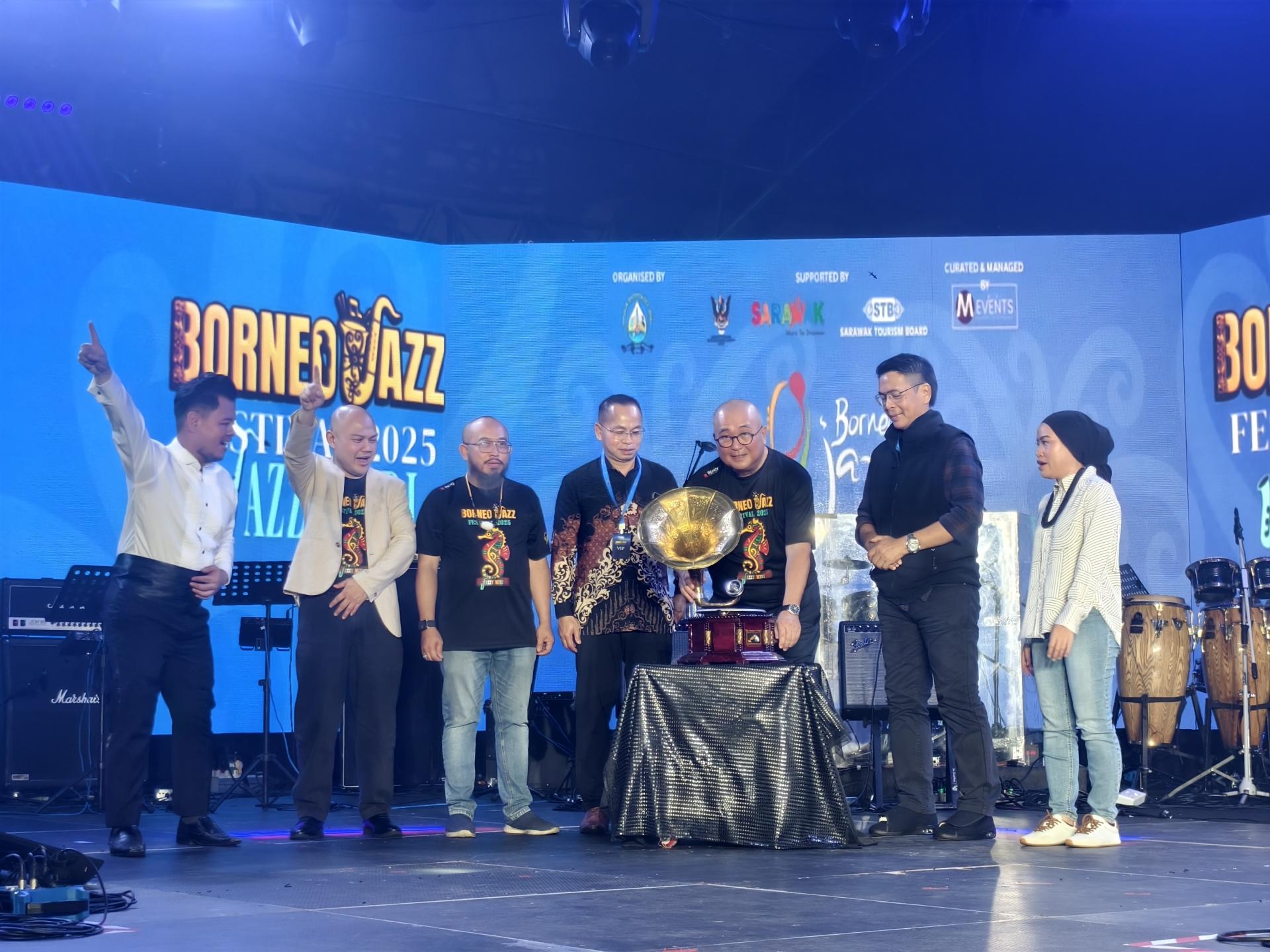 美里市长俞小珊（右3）为2025婆罗洲爵士音乐节主持开幕仪式。