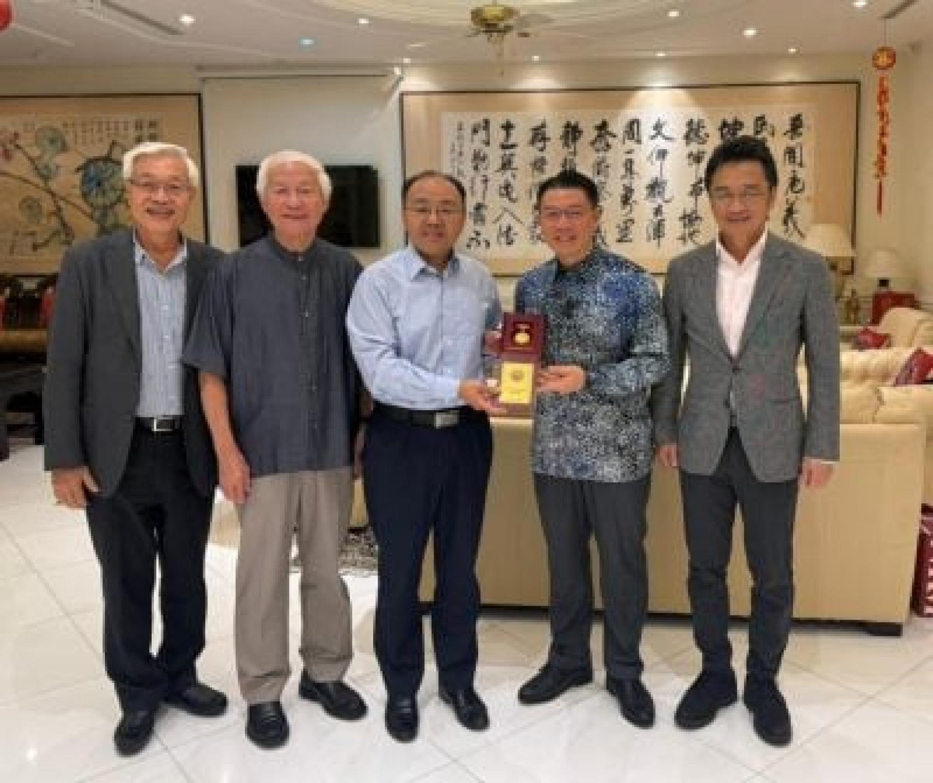 中国驻马大使欧阳玉靖亲自颁发抗日战争胜利80周年荣誉纪念章予代表南桥机工的房屋地方政府部长倪可敏。 右起丹斯里戴良业、倪可敏、欧阳玉靖、拿督斯里林国璋及谢松坤博士。