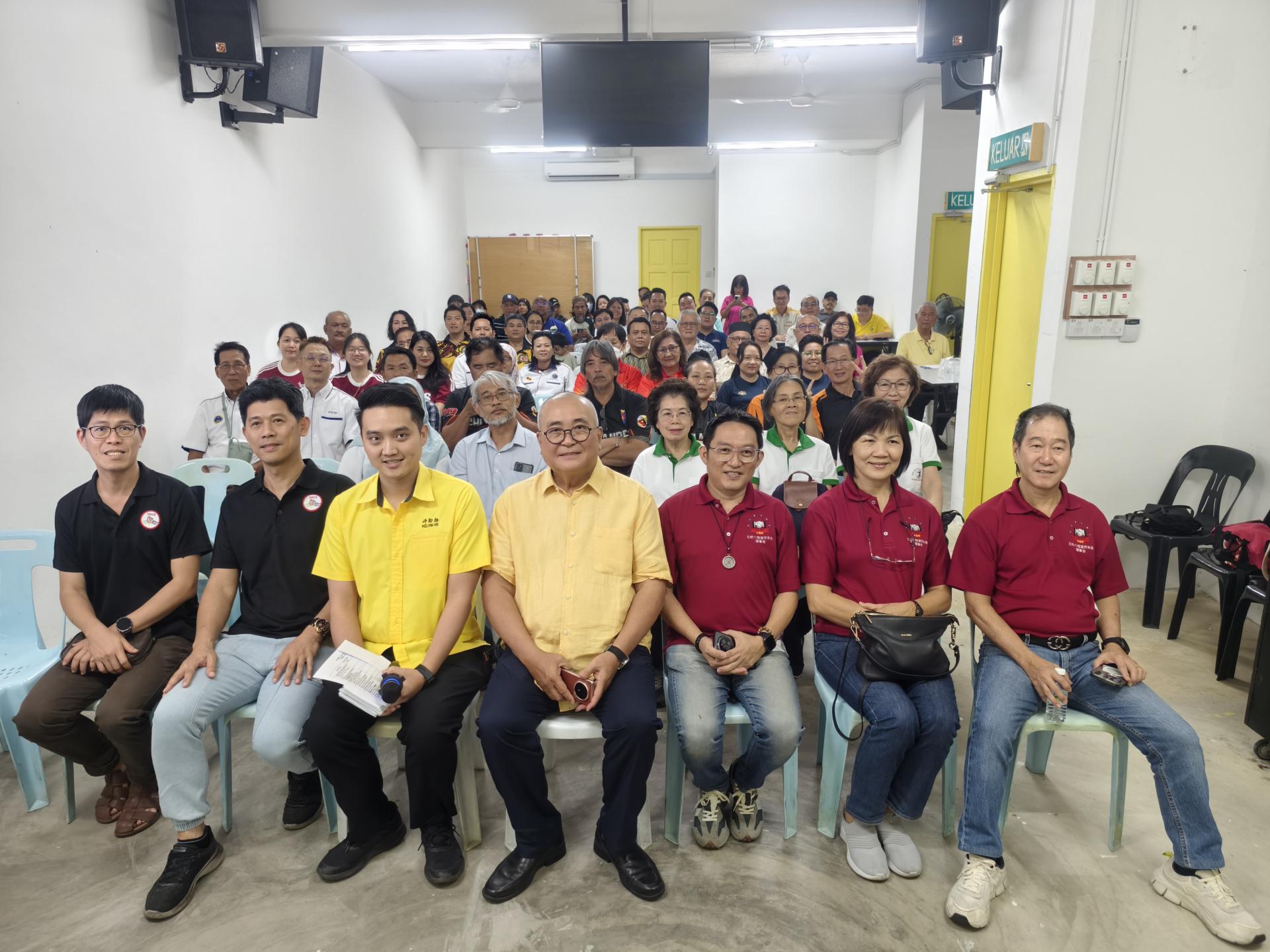 埔奕区州议员俞小珊（中）今午移交总额7万3500令拨款予25个单位，与各团体与组织出席者合影。左3为砂人联党埔奕支部青年团团长许勋扬。