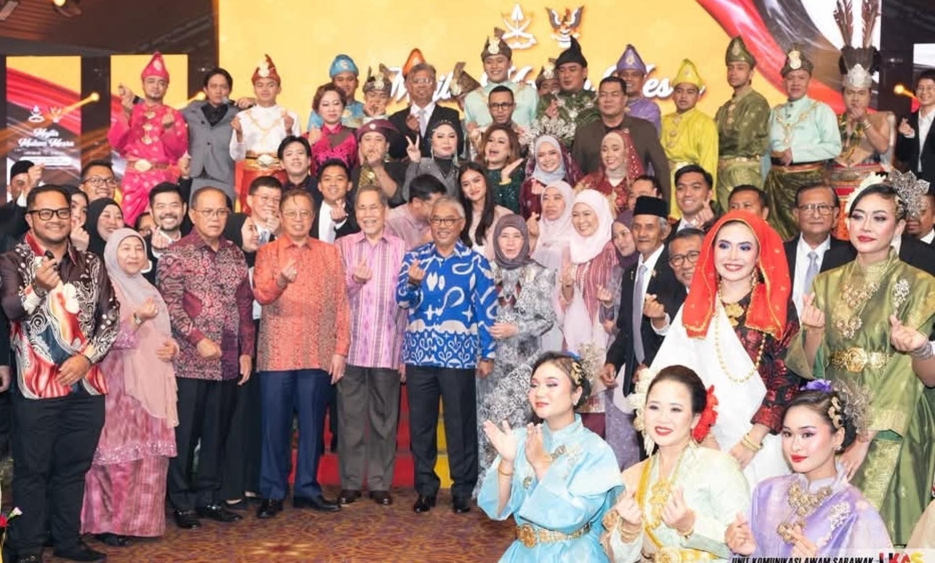 彭砂两地领袖们合影。