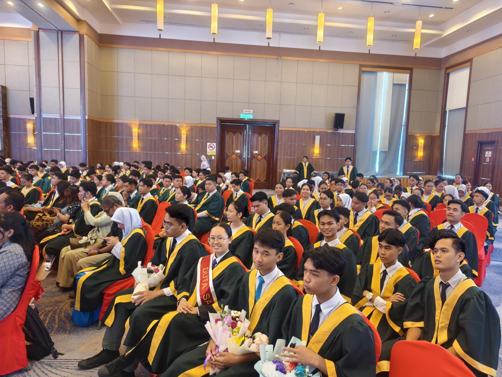 美里廉律国中“2025年第17届中五毕业生颁奖典礼”在东林高尔夫球俱乐部东林阁宴会厅举行。