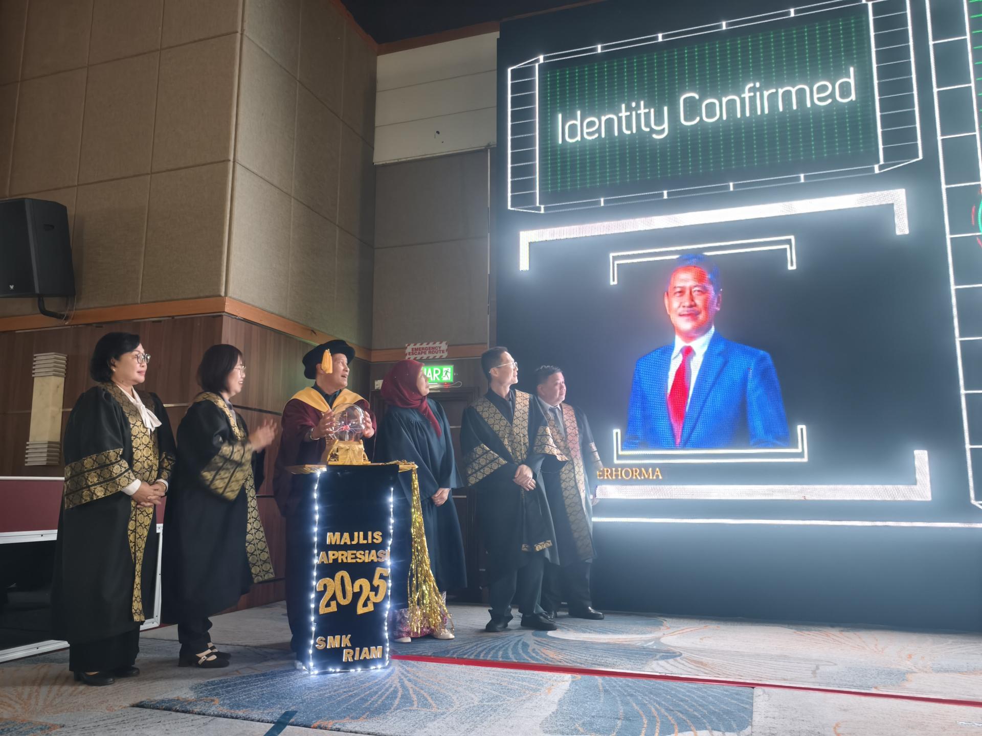 砂拉越企业家发展部副部长拿督立宾拉曼的代表砂总理署政治秘书哈芝士贾帕（左3）为美里廉律国中“2025年第17届中五毕业生颁奖典礼”主持开幕仪式。左2为校长温慧萍，右2为行政副校长钟先德。