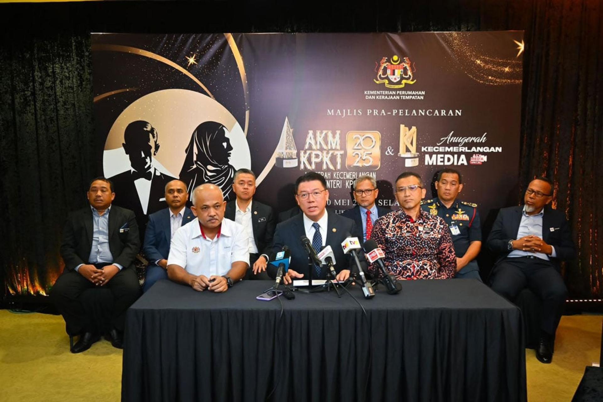 倪可敏与房地部公务员一同推介2025年房地部新闻大奖。