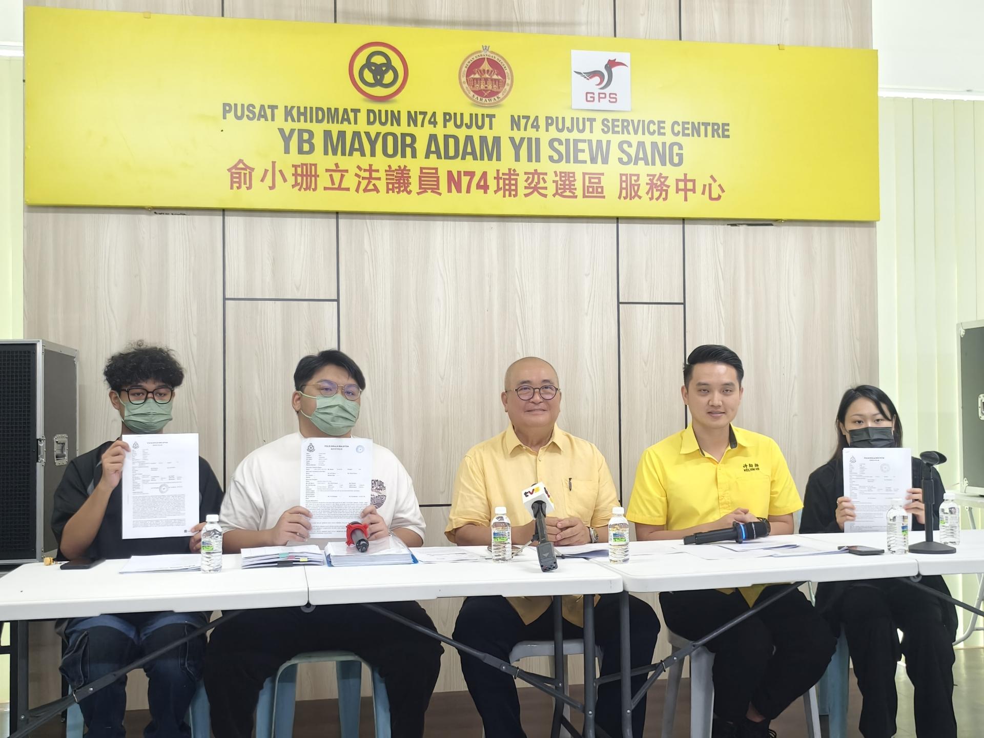 受害者在埔奕区州议员俞小珊（中）与砂人联党埔奕支部青年团团长许勋扬（右2）陪同下，在人联党埔奕支部召开新闻发布会，述说遭欺骗遭遇，并展示他们的报案纸。