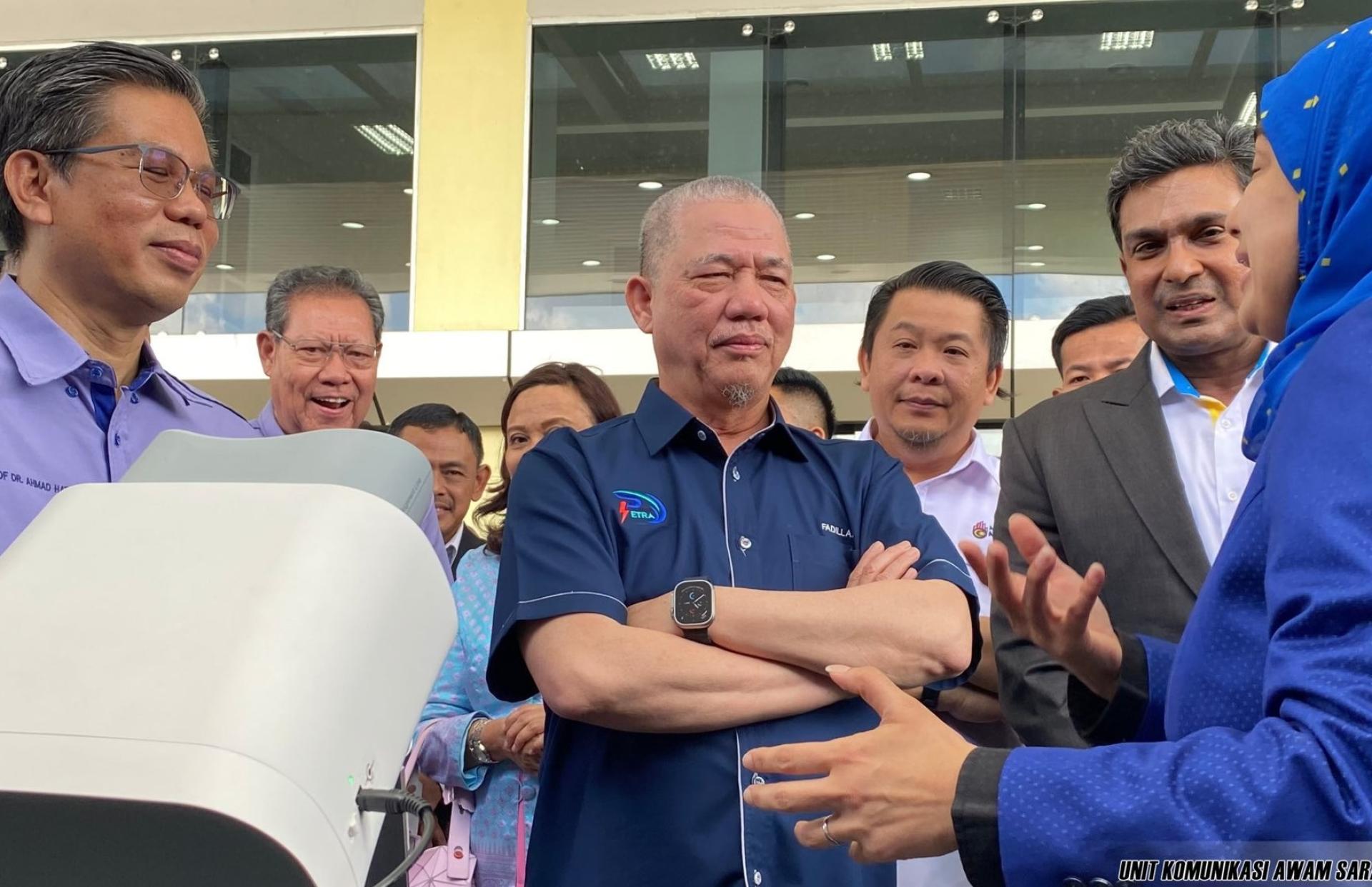 副首相拿督阿玛法迪拉尤索（中）聆听相关介绍。