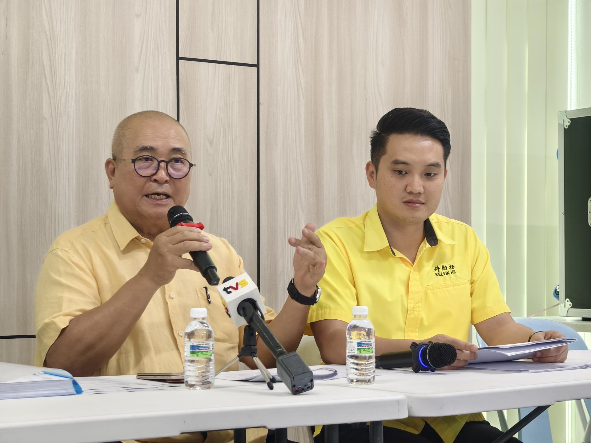 埔奕区州议员俞小珊（左）与砂人联党埔奕支部青年团团长许勋扬（右）于今日召开新闻发布会，提醒公众防范“AIGOU”应用程序的网络投资诈骗案。