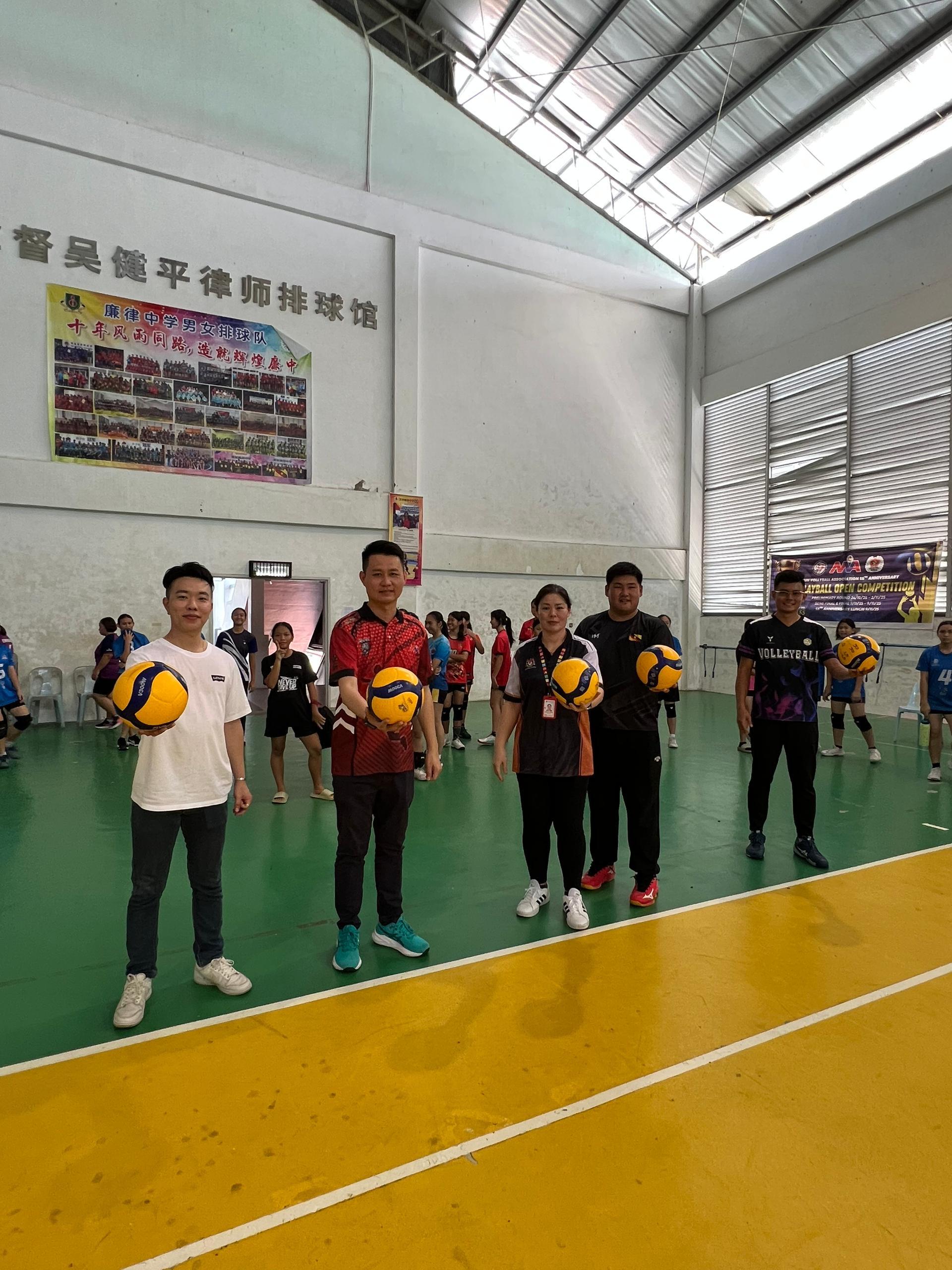 左起是排总主席温凯富，会长林思健，廉中校长江佩娟和筹备会主席李世豪为球赛开幕。