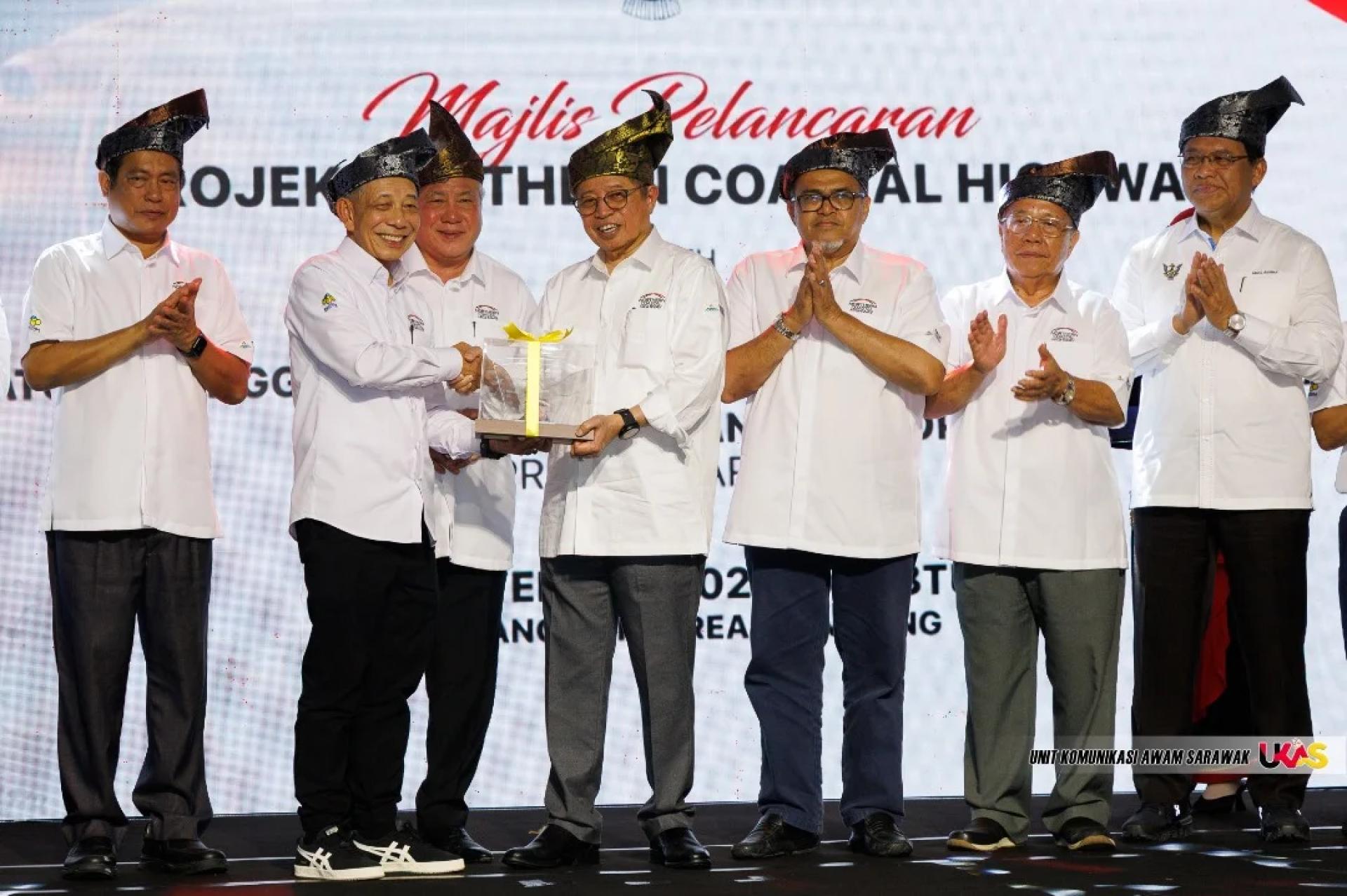 Awang Tengah (third left) and other distinguished guests witness the presentation of memento from Regional Corridor Development Authority's (RECODA) Chief Executive Officer, Datuk Ismawi Ismuni (second left), to Abang Johari. - Photo: UKAS