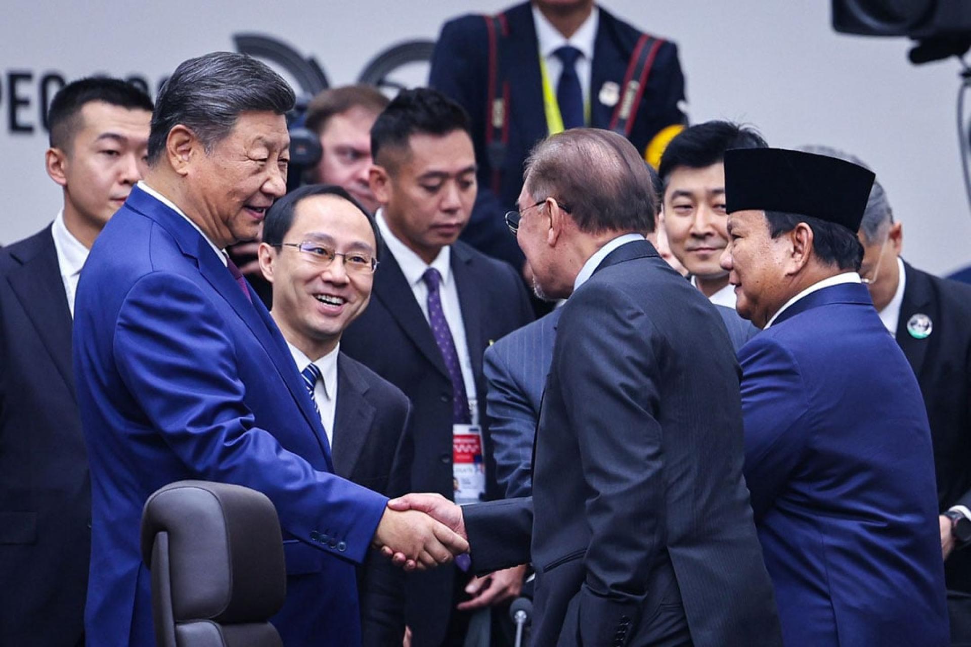 亚太经济合作组织（APEC）经济领导人会议，首相安华（右）与习近平（左）握手互动交流。