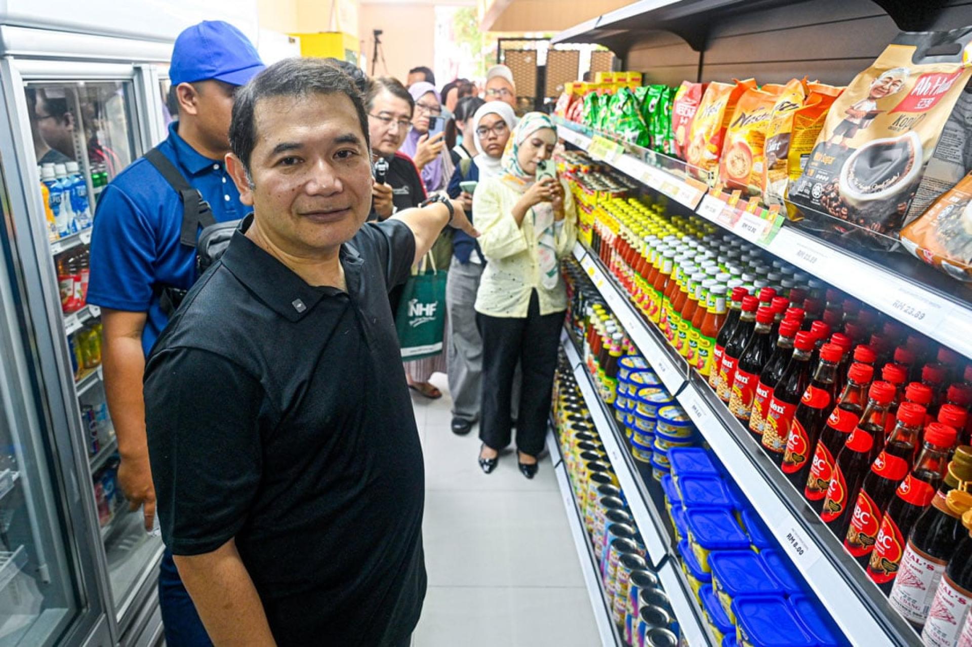 拉菲兹表明，他迄今还未收到法哈斯律师发来的法律文件，因此将静观其变。