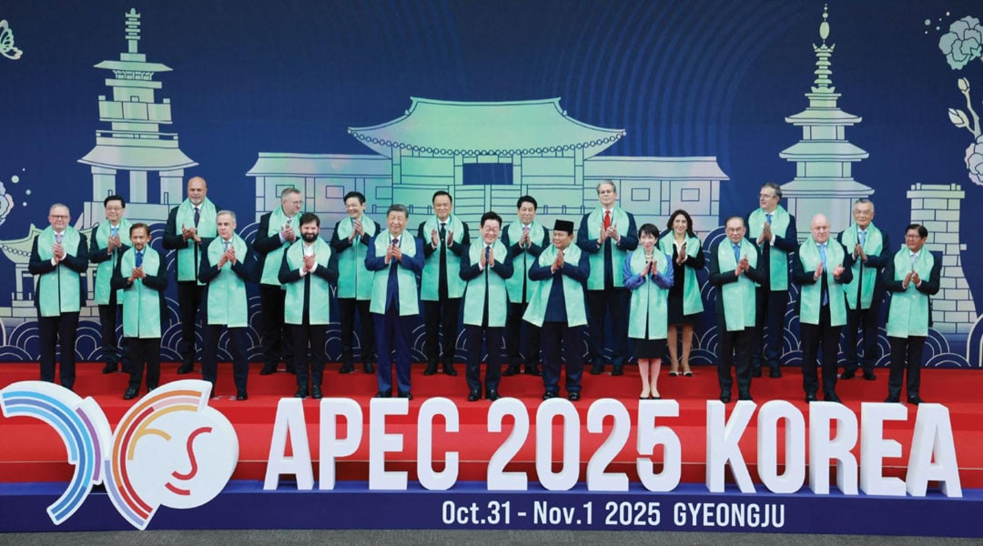 各成员国领导人1日拍摄大合照。