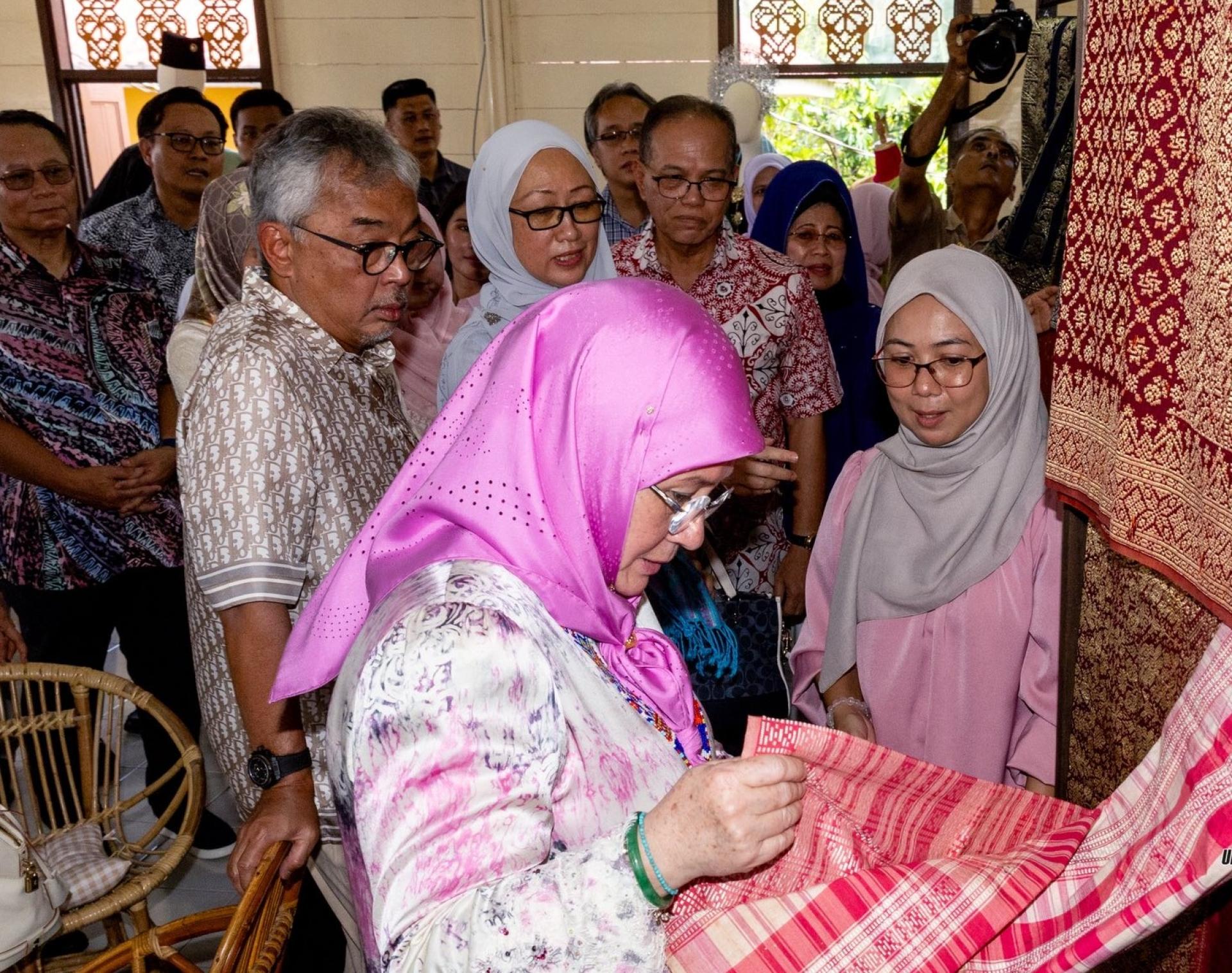 彭亨苏丹后东姑阿芝莎阿米娜殿下似乎对一块织棉爱不释手。