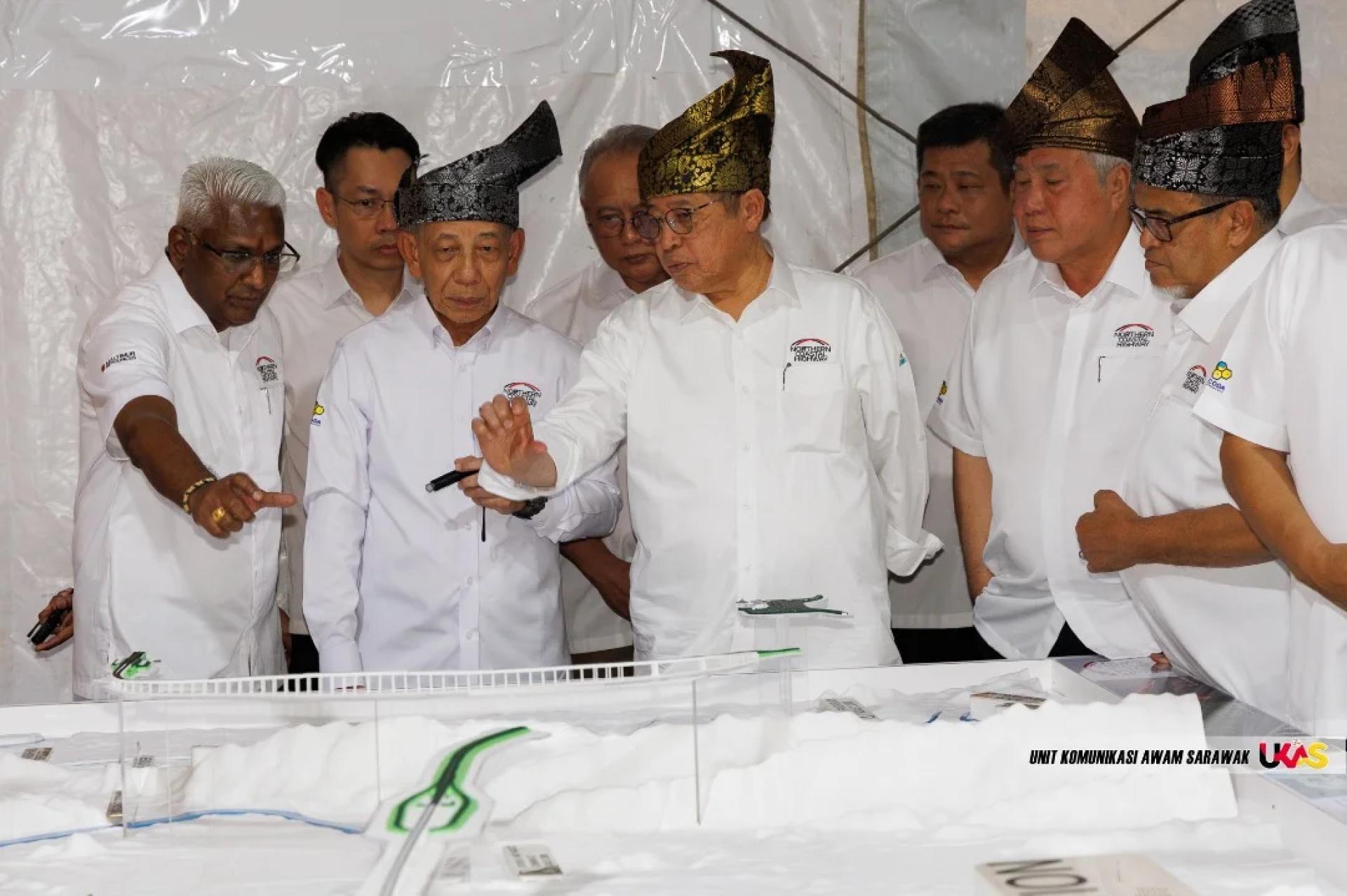 阿邦佐（中）聆听有关北砂沿海大道项目的简报。