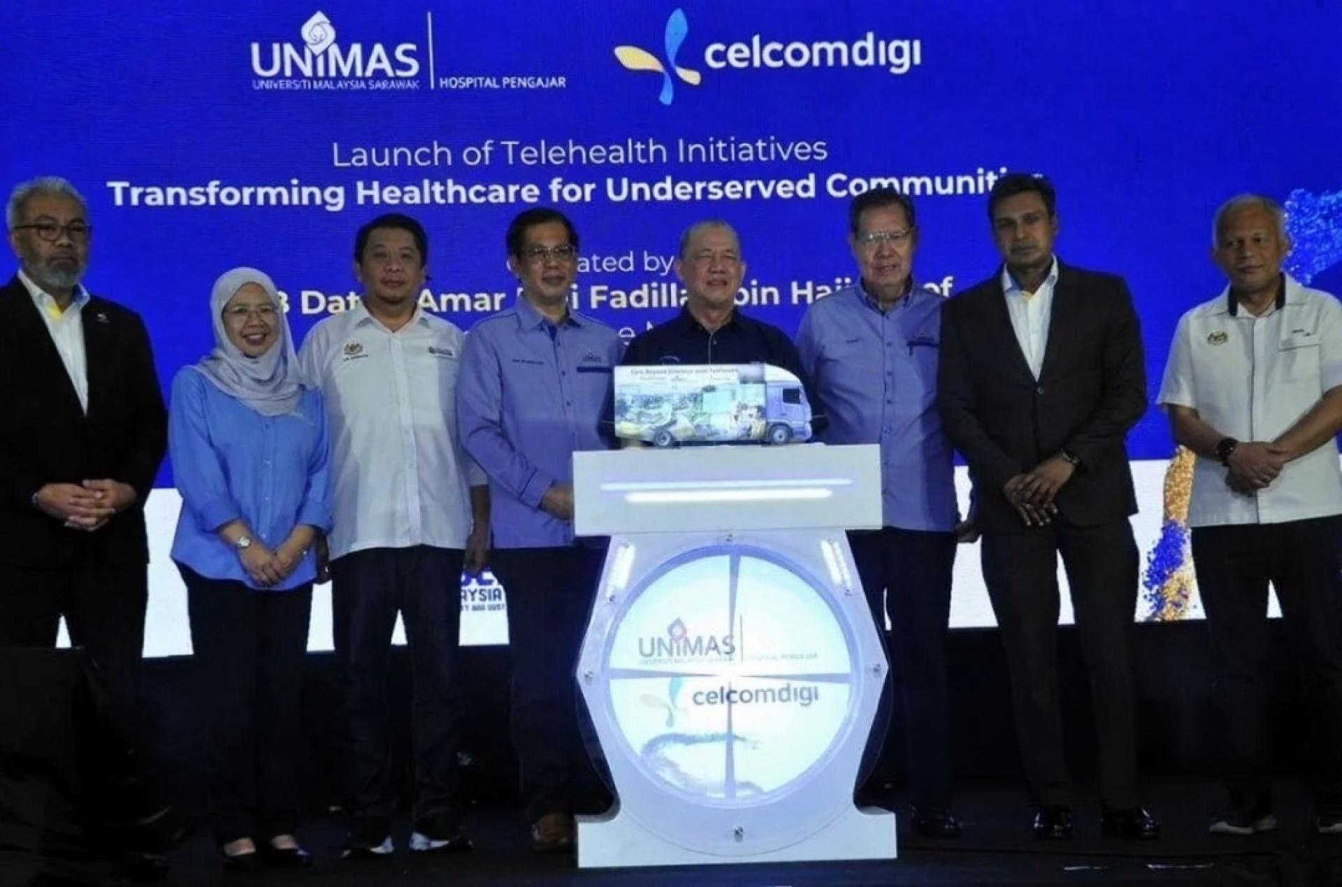 法迪拉（中）为“远程医疗计划”主持推介礼，嘉宾在旁观礼。