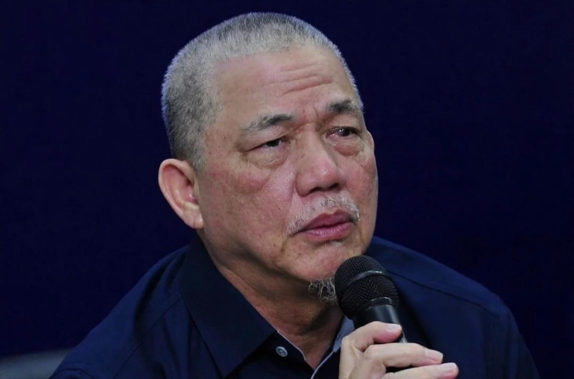 法迪拉在记者会上发表讲话。