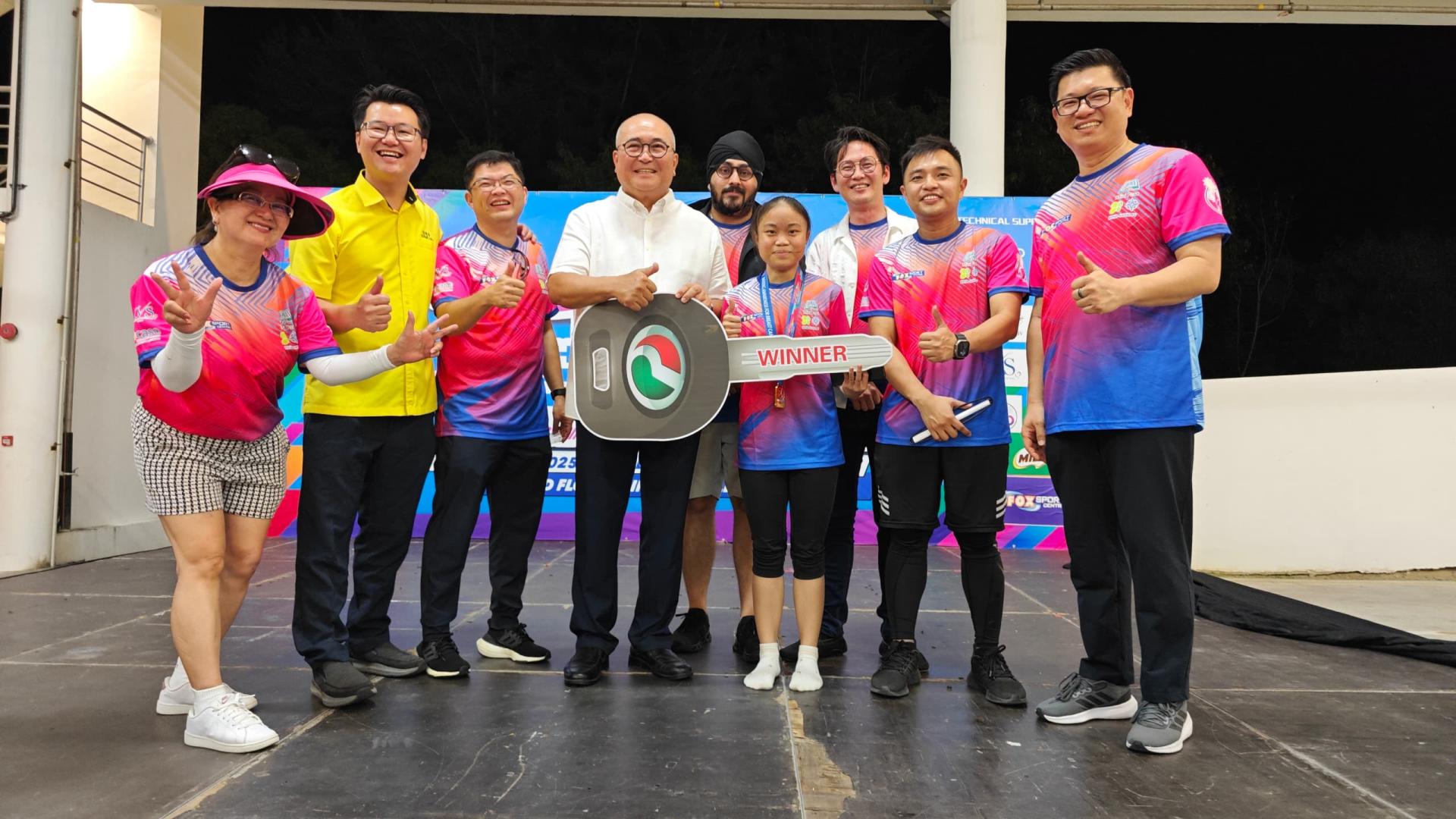 2025美里医院跑的压轴环节的盛大幸运抽奖，一位幸运儿赢得全新轿车，由美里市长俞小珊（  左4）颁发模拟汽车钥匙。左3为美里医院院长黄修儒医生。