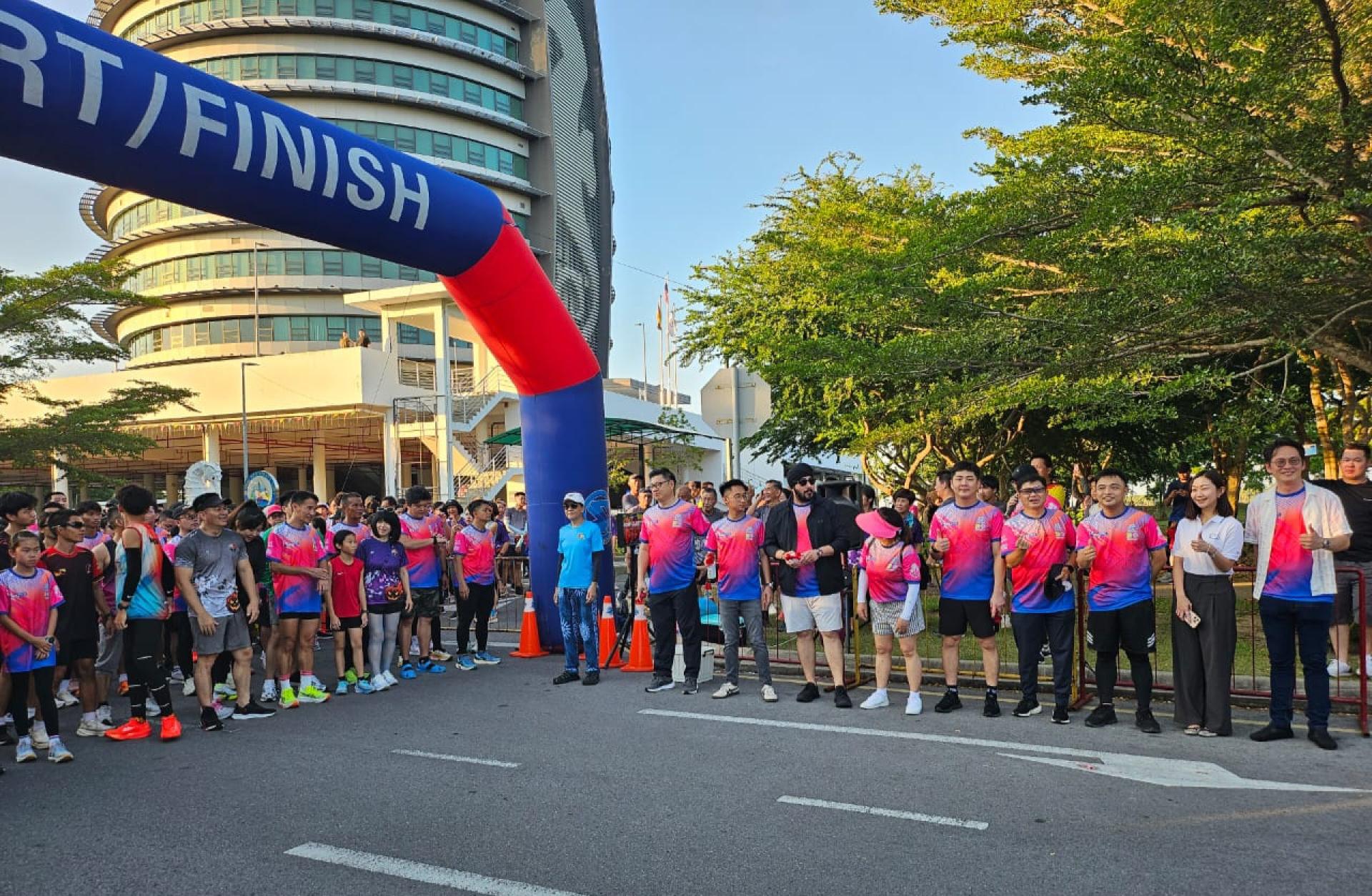 美里医院配合成立30周年庆，在市政局大厦举行“5公里慈善义跑”挥旗开幕仪式。