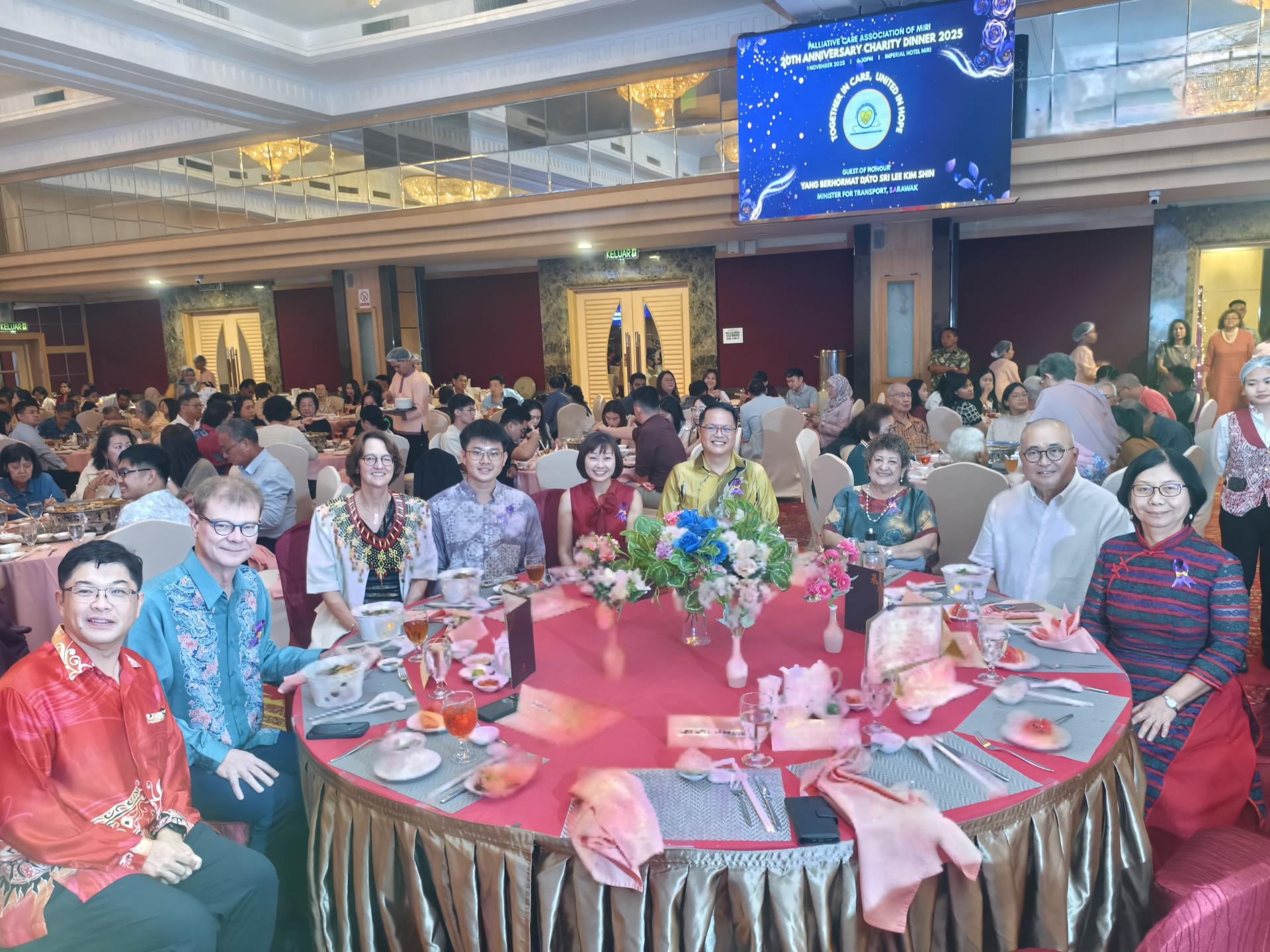 主桌嘉宾合影留念。