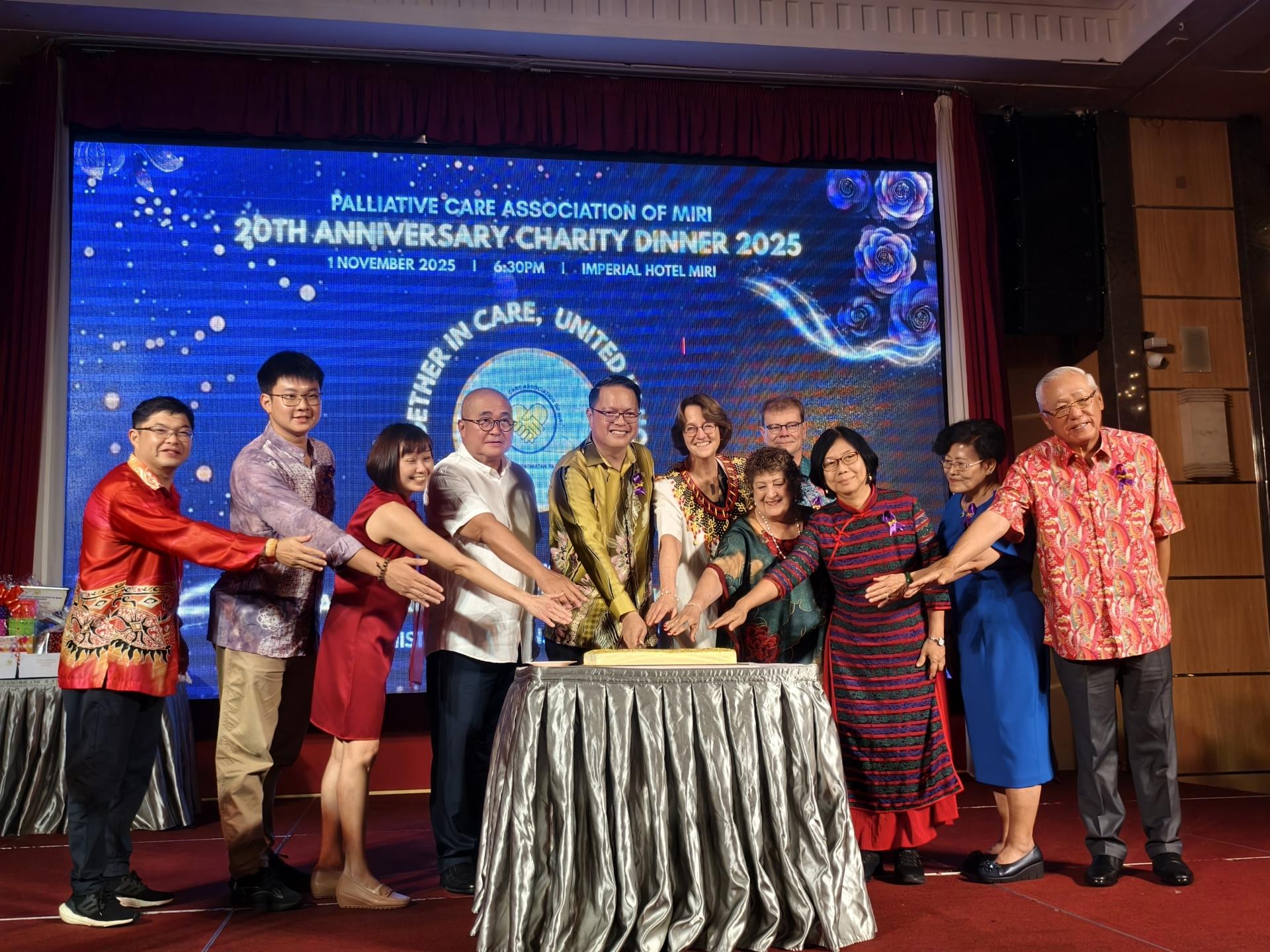 美里安宁疗护关怀协会庆祝成立20周年庆典切蛋糕仪式。左起为美里医院院长黄修儒医生、砂旅游部副部长拿督陈超耀的代表谢家洪、美里安宁疗护关怀协会会长杨雅慧医生、美里市长俞小珊、主宾砂交通部长拿督斯里李景胜的代表彭小菶、创会人米克医生、筹备会主席Jacqueline Buri、创会会长罗韵华医生，以及热心慈善公益事业的企业家拿督林淑强伉俪。