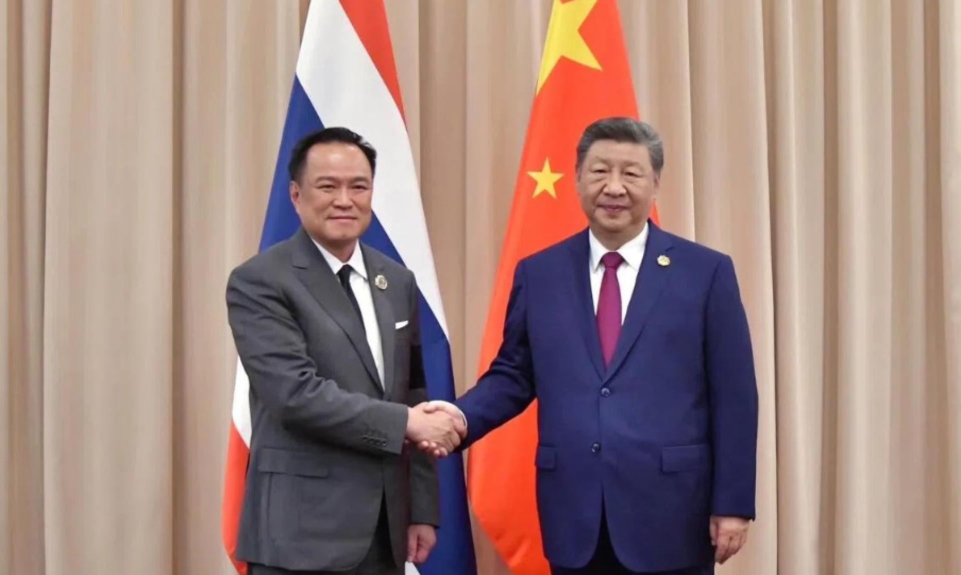 泰国首相阿努廷（左）与中国国家主席习近平星期五在韩国庆州亚太经合组织领导人会议场边举行双边会晤。