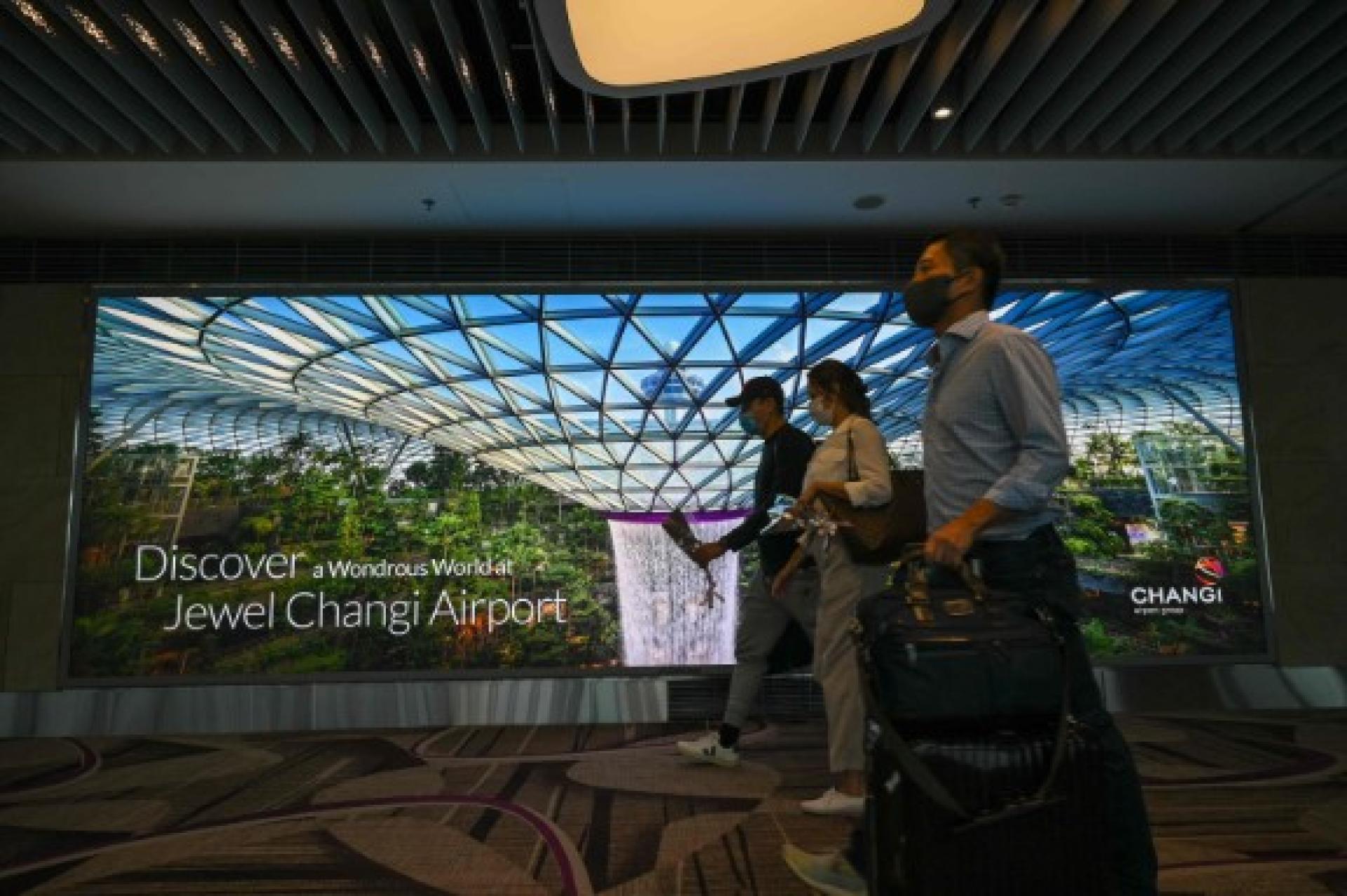 被告偷了行李箱、睡衣、墨镜、手链、棒球帽以及星巴克保温杯等。图为樟宜机场。